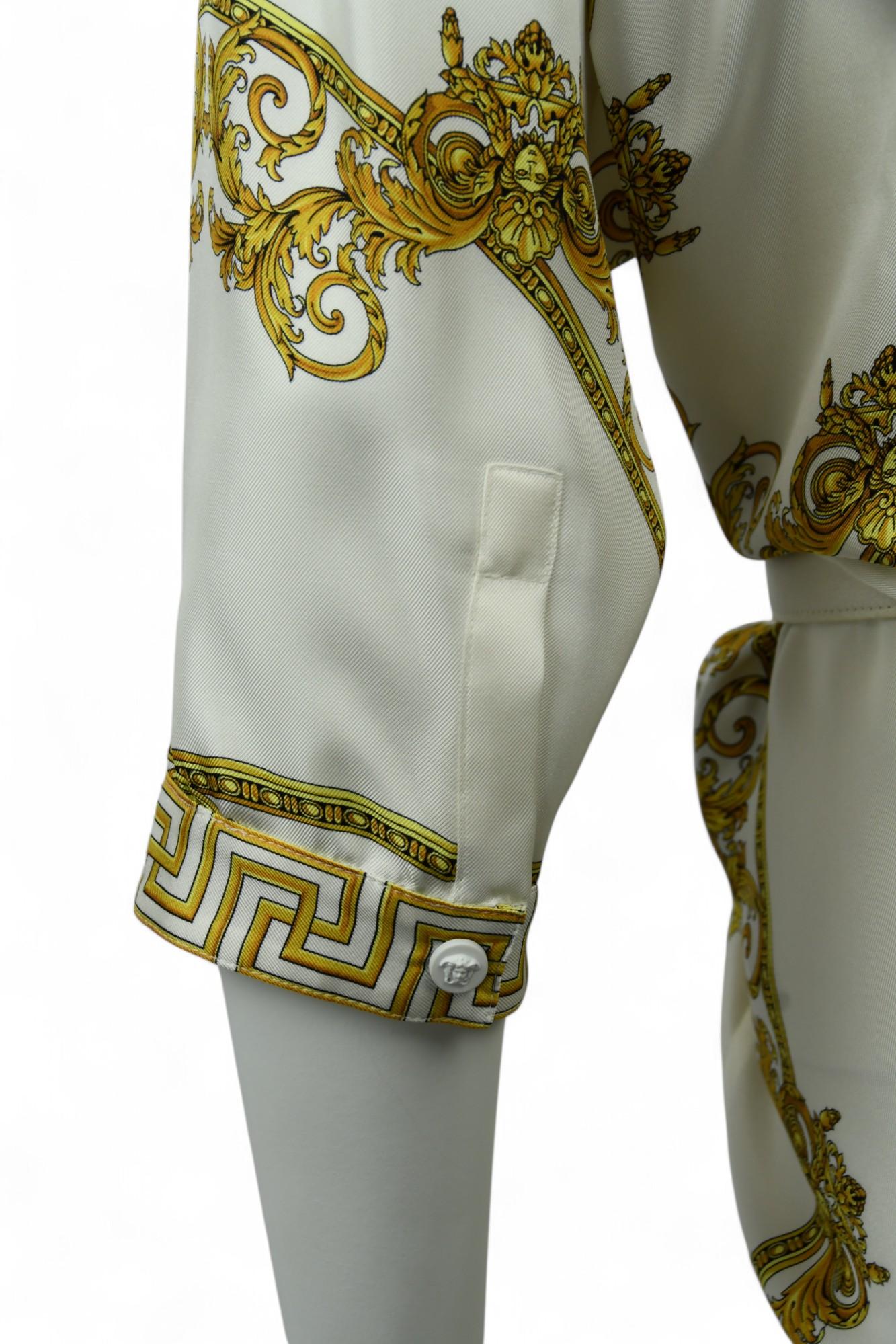 Versace - Robe en soie imprimée blanc baroque  Taille 40 IT en vente 1