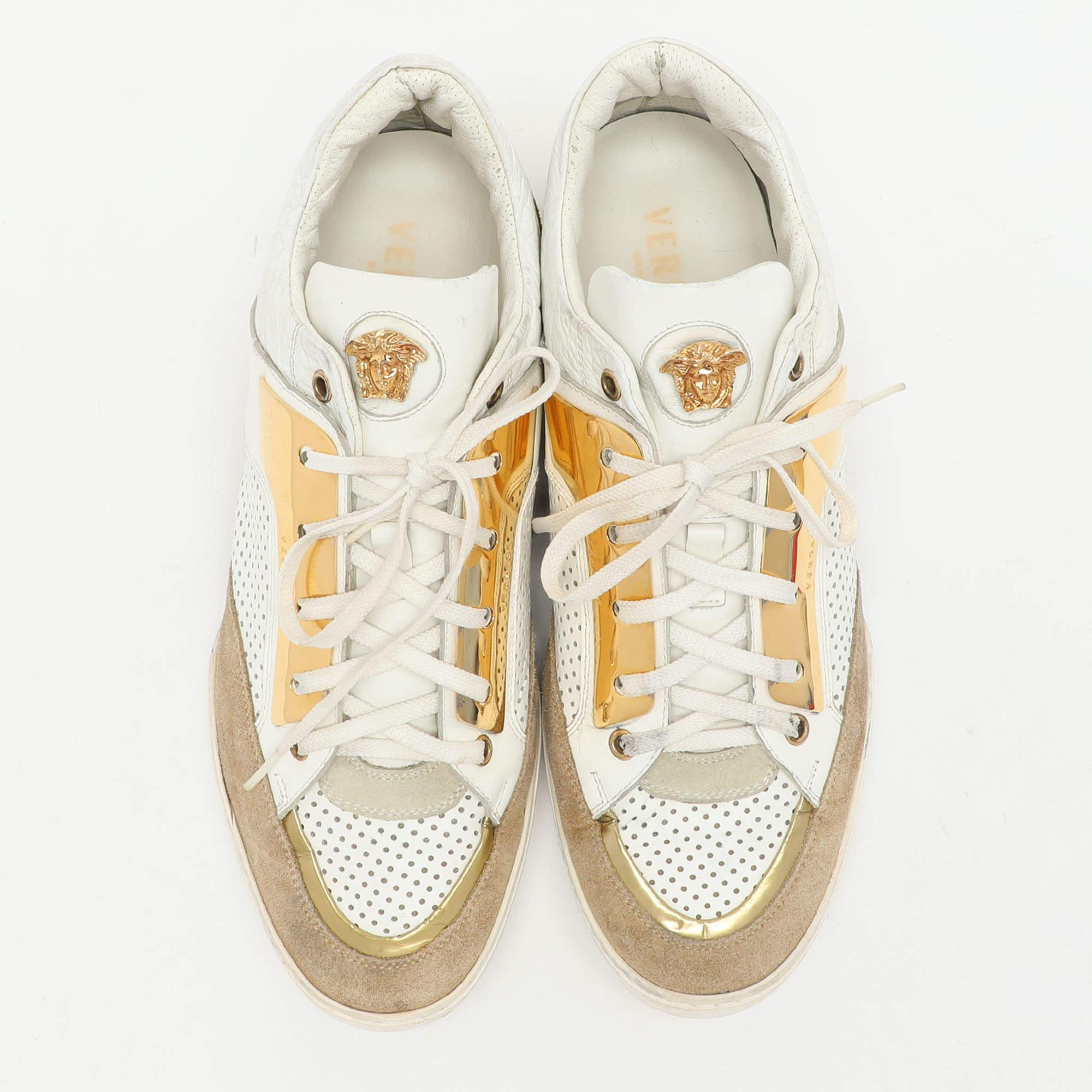 Beige Versace Baskets basses Medusa en cuir et daim blanc/beige 43 en vente