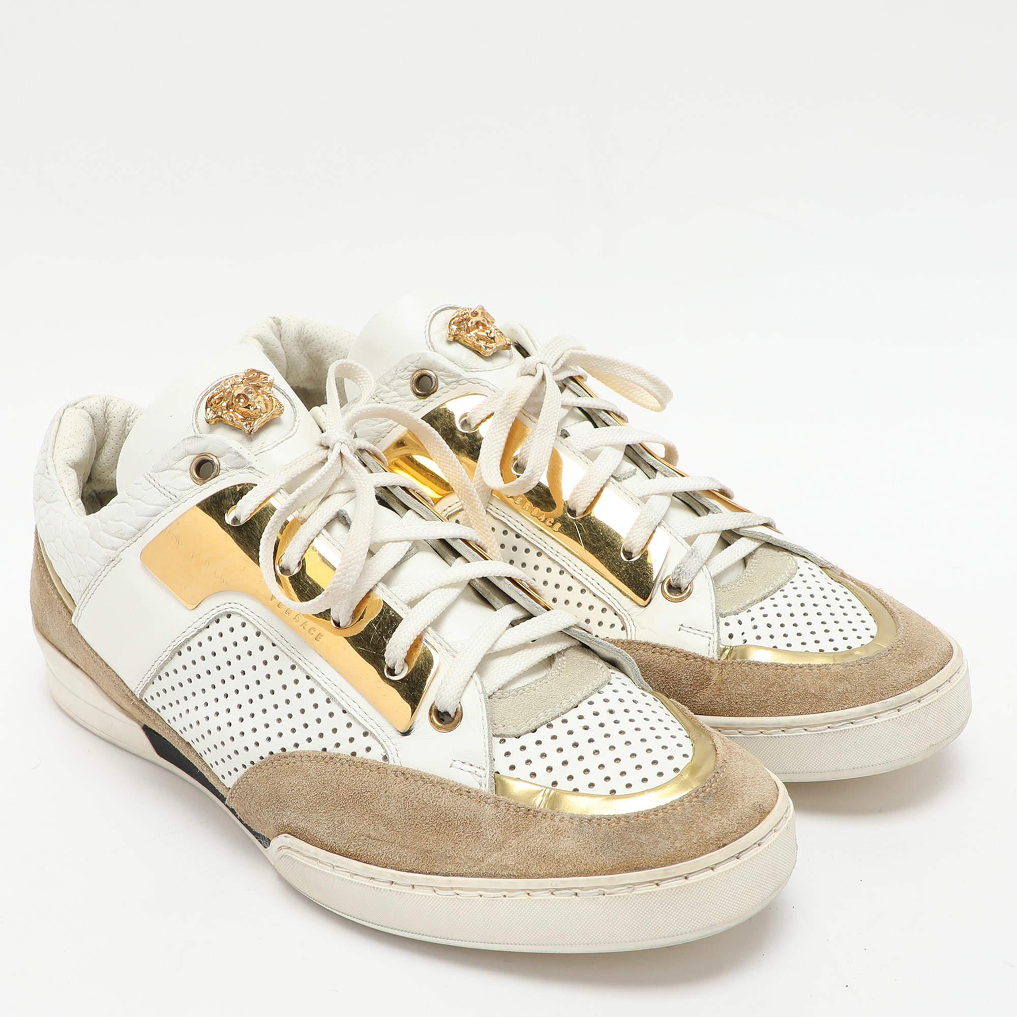 Versace Baskets basses Medusa en cuir et daim blanc/beige 43 État moyen - En vente à Dubai, Al Qouz 2