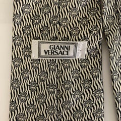 VERSACE Cravatta in seta con logo bianco e nero