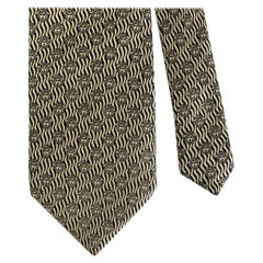 VERSACE Cravatta in seta con logo bianco e nero