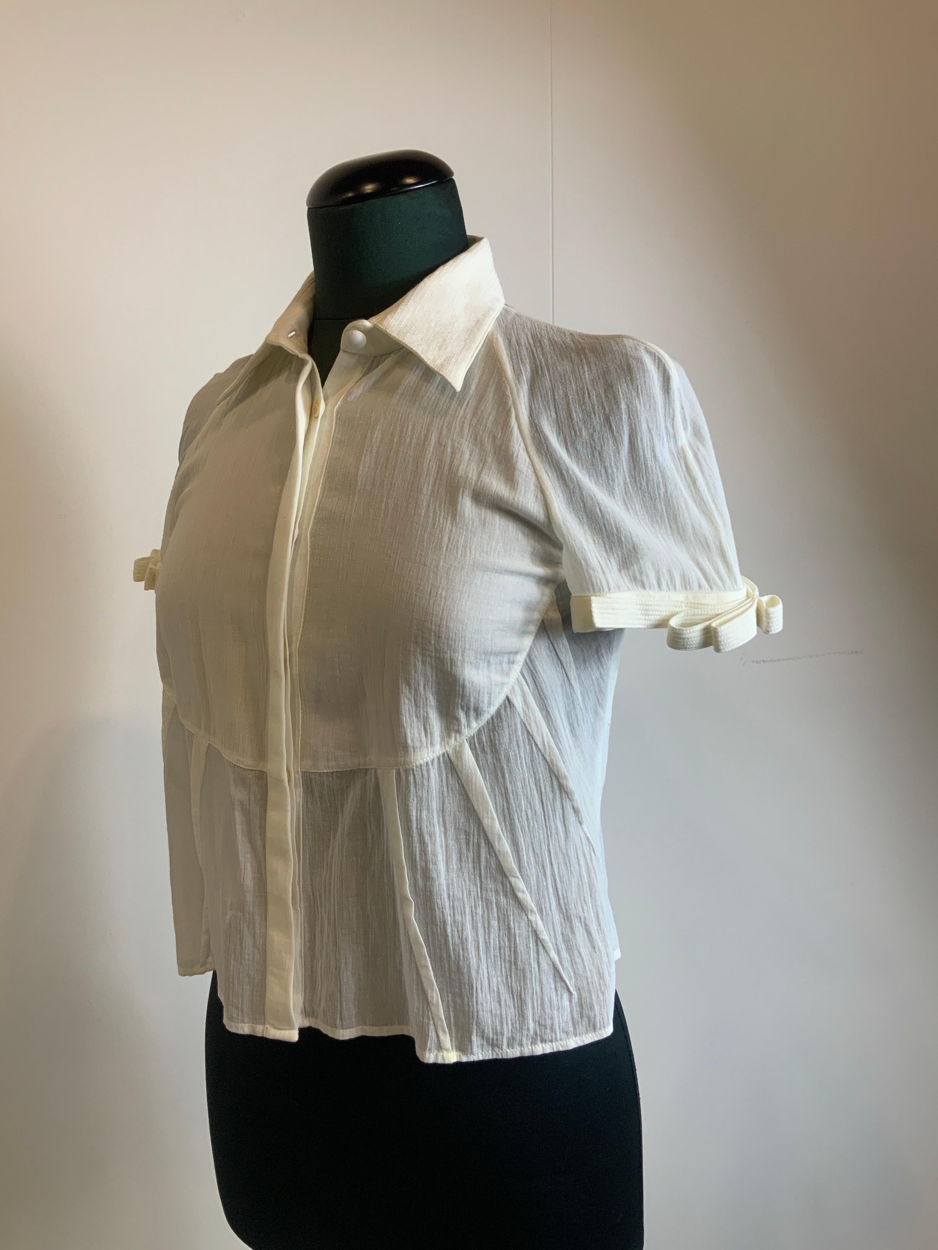 White Versace Blouse.
Made of 100% cotton.
Italian size 40.
Shoulders 40 cm
Bust 44 cm
Length 52 cm
Good general condition, shows some signs of normal use.
