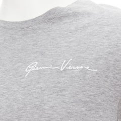 VERSACE Weißes Tshirt mit Gianni-Logo-Stickerei in Grau, Taylor Fit S