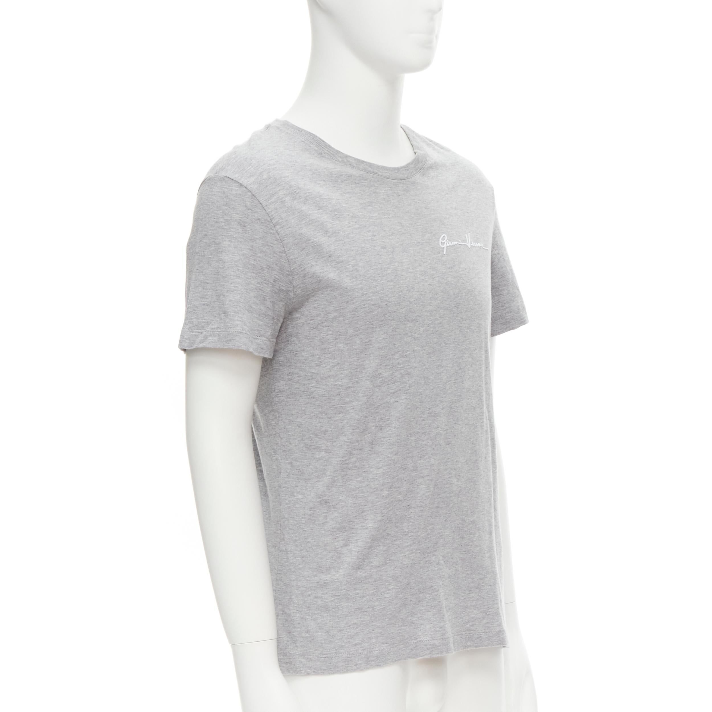 VERSACE - T-shirt gris blanc avec broderie du logo et signature Gianni, taille S Excellent état - En vente à Hong Kong, NT