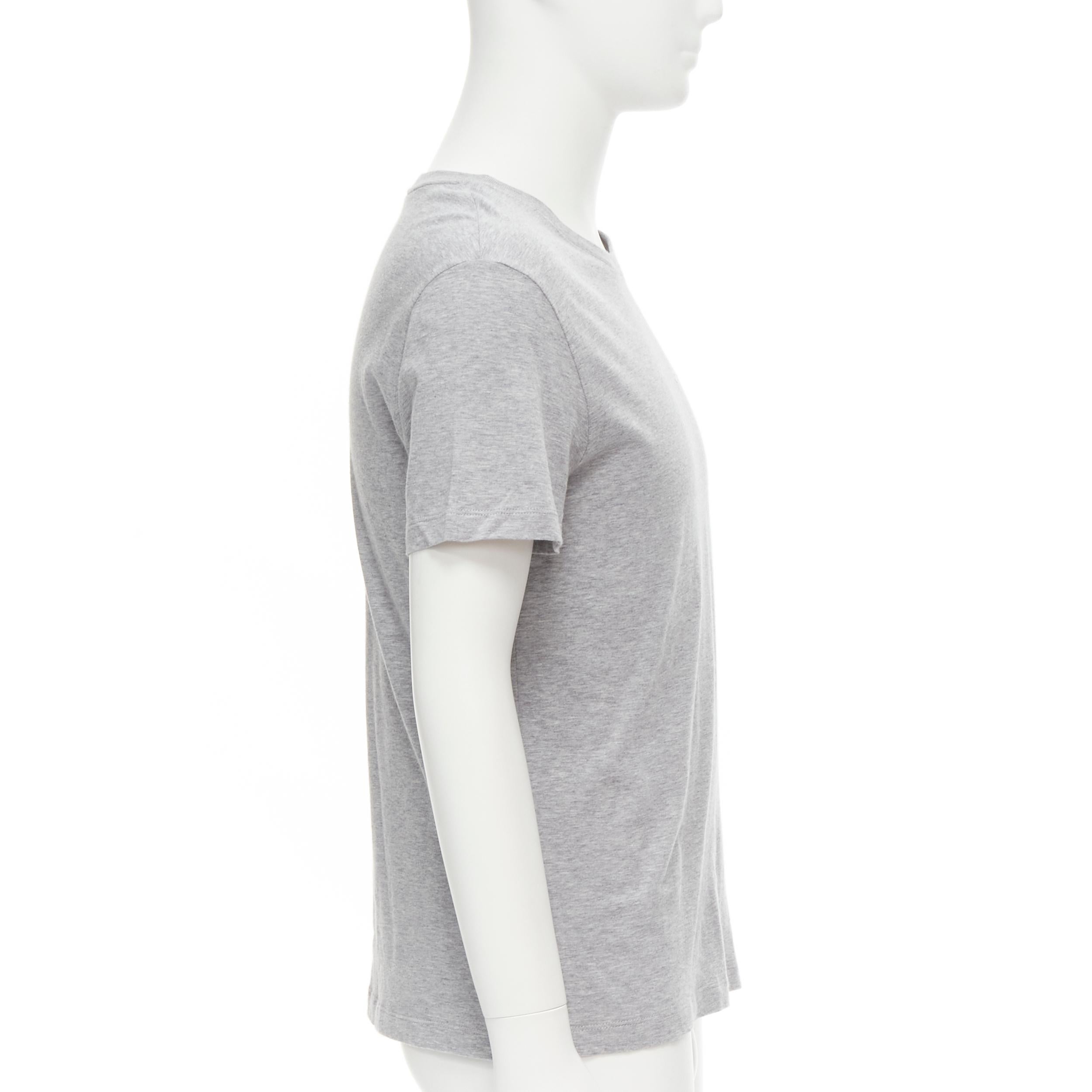 VERSACE - T-shirt gris blanc avec broderie du logo et signature Gianni, taille S Pour hommes en vente