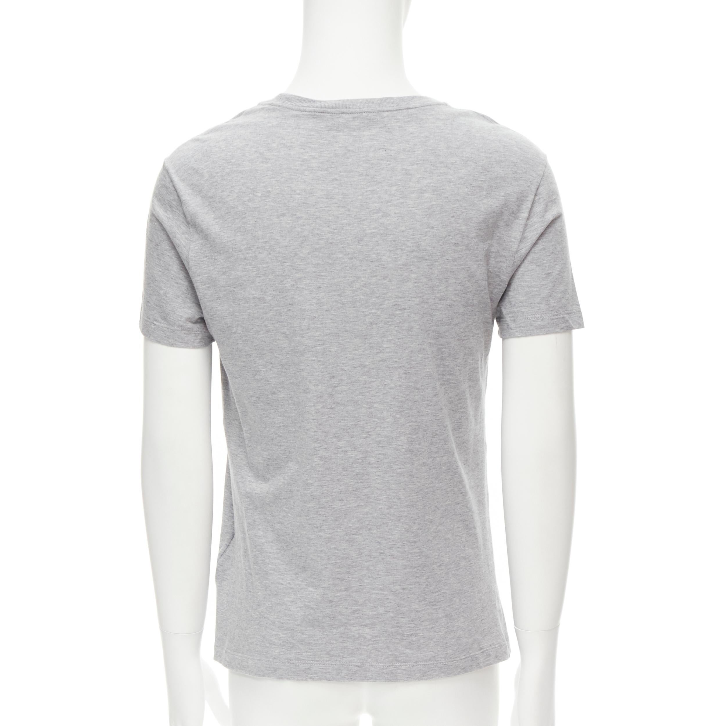 VERSACE - T-shirt gris blanc avec broderie du logo et signature Gianni, taille S en vente 1