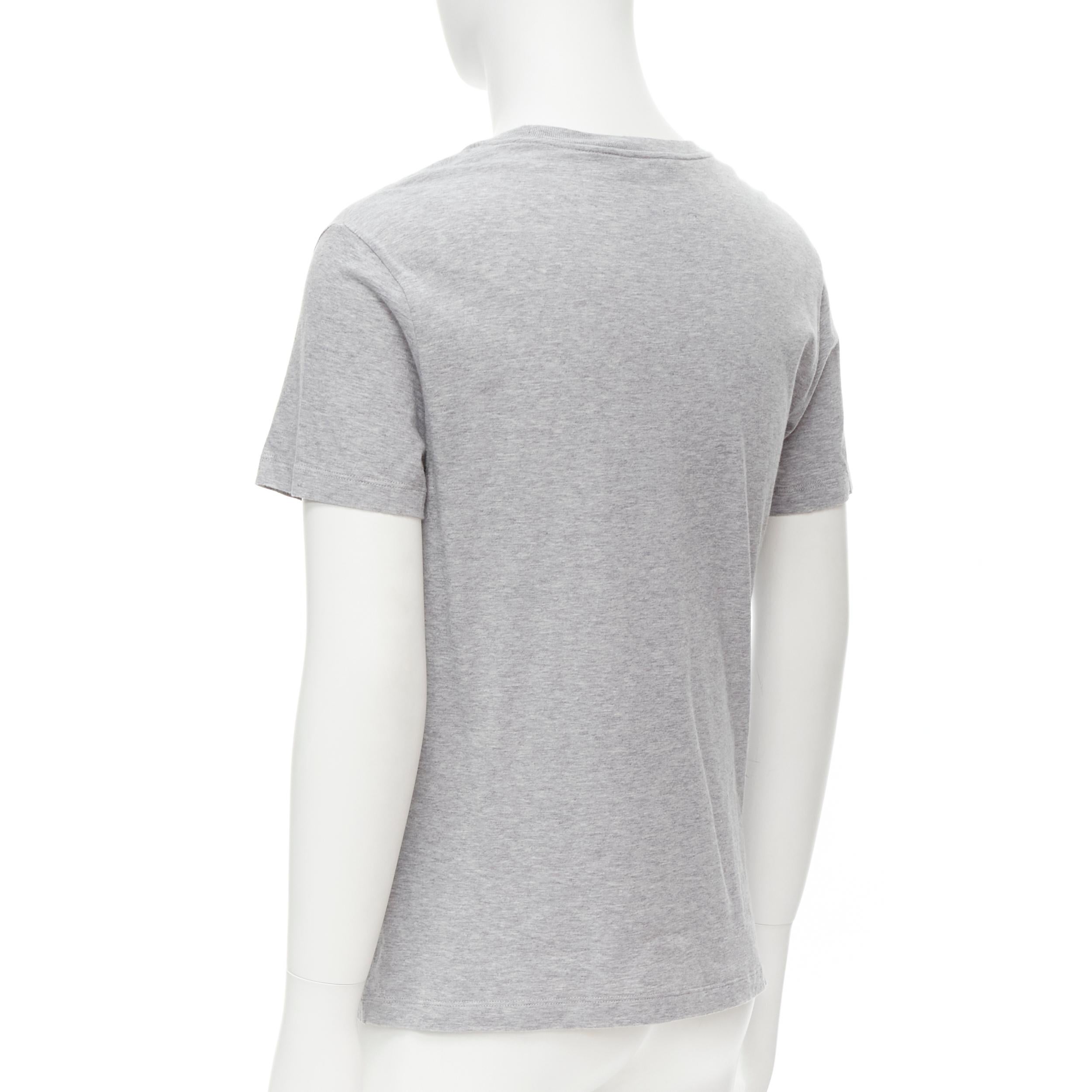 VERSACE - T-shirt gris blanc avec broderie du logo et signature Gianni, taille S en vente 2