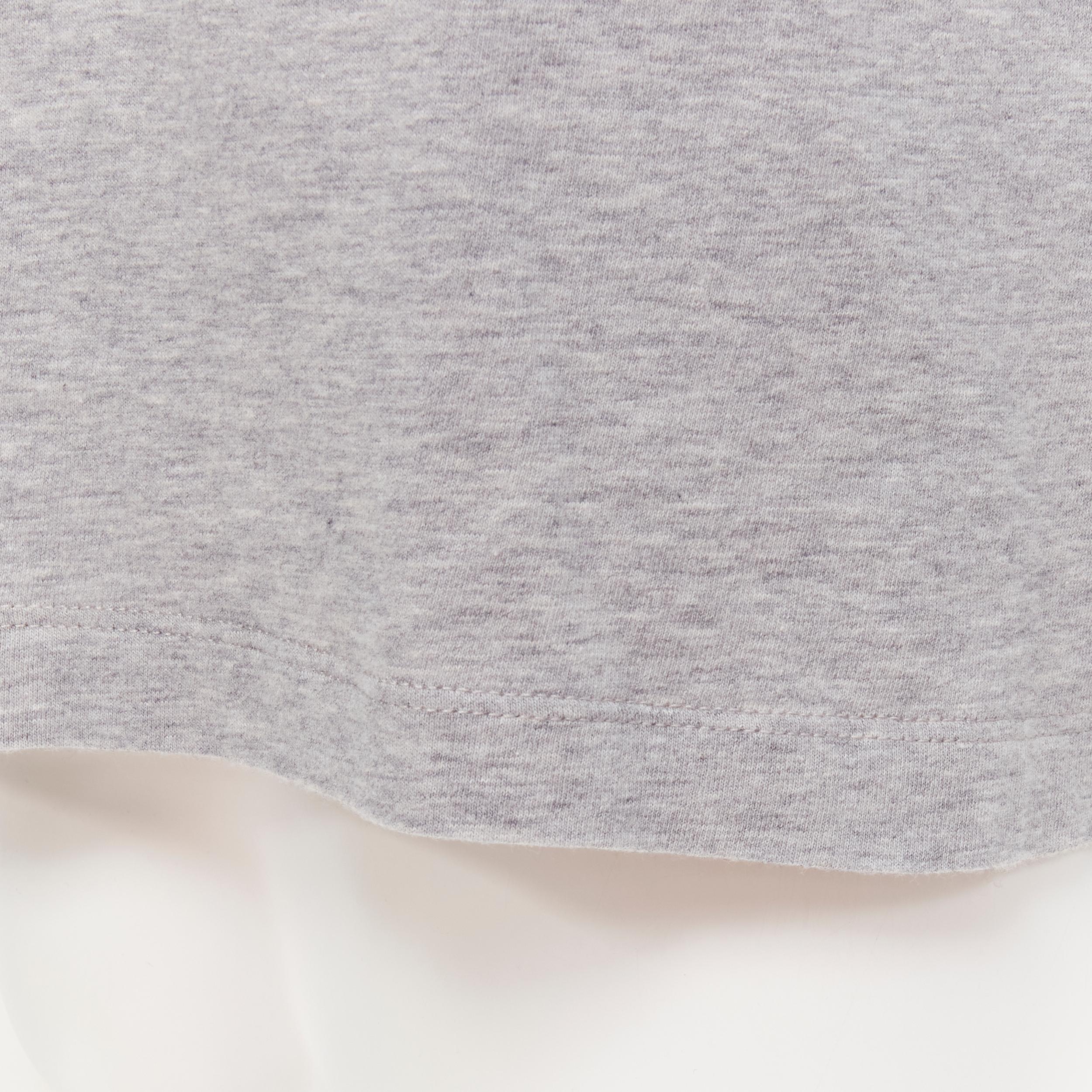 VERSACE - T-shirt gris blanc avec broderie du logo et signature Gianni, taille S en vente 3