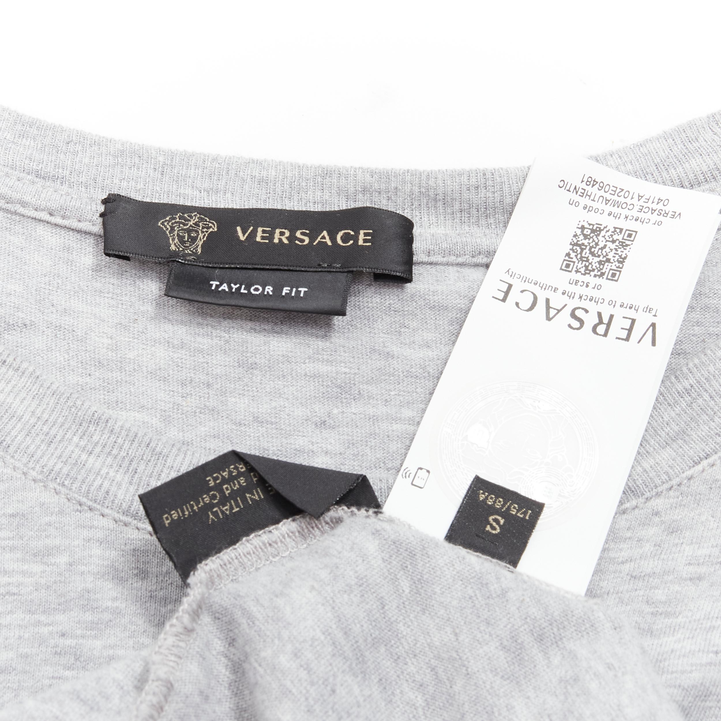 VERSACE - T-shirt gris blanc avec broderie du logo et signature Gianni, taille S en vente 4