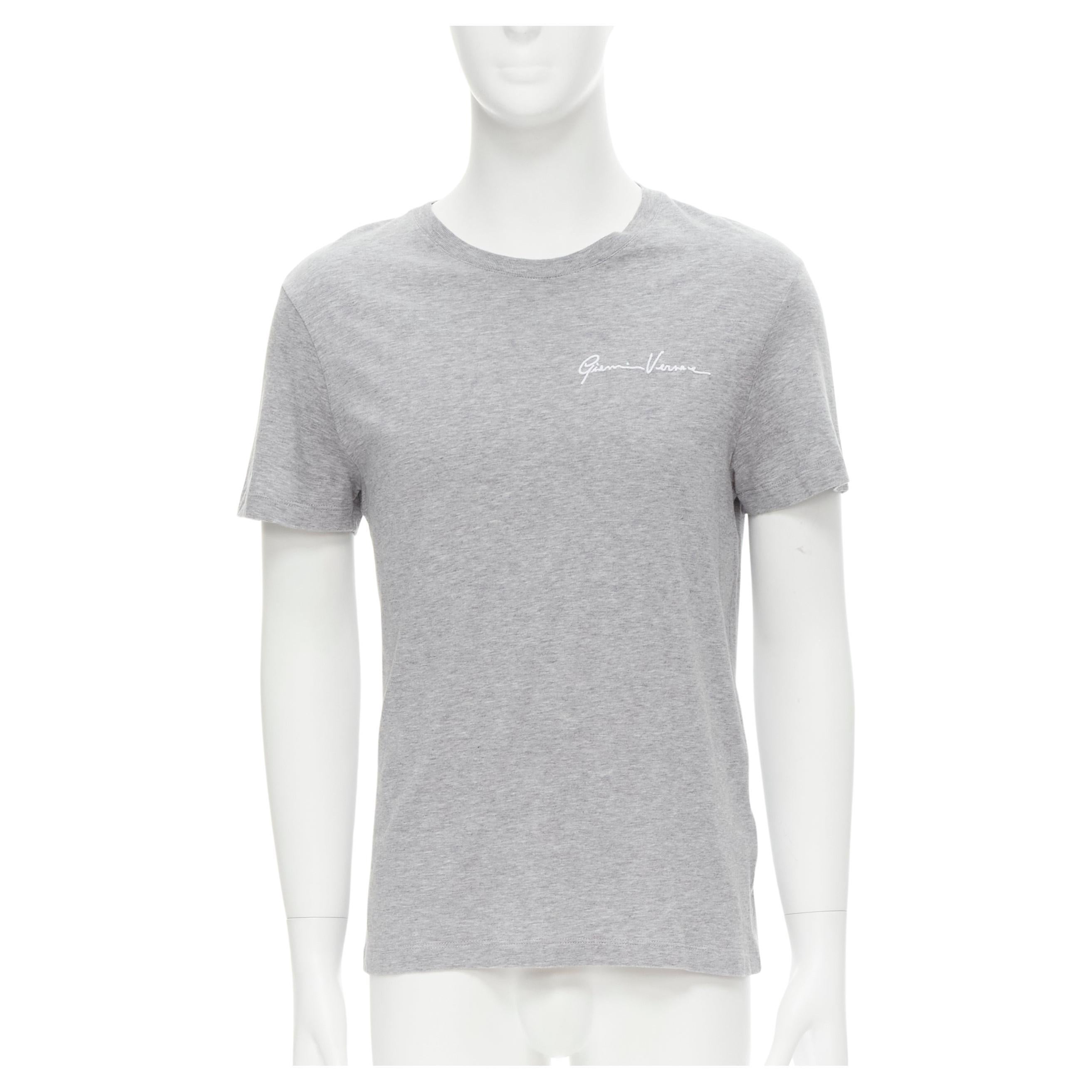 VERSACE - T-shirt gris blanc avec broderie du logo et signature Gianni, taille S en vente