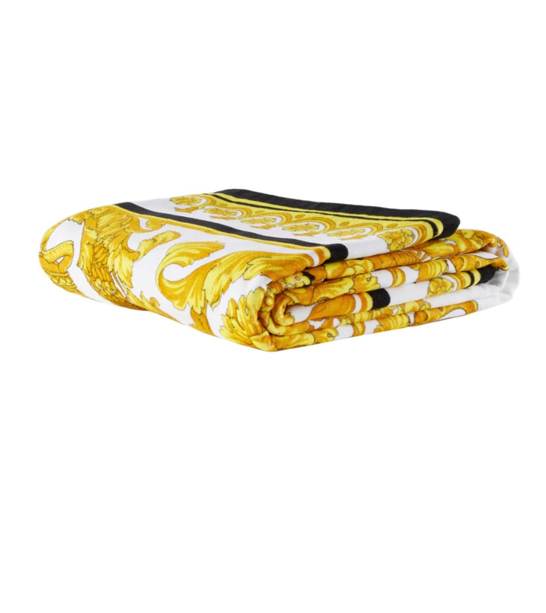 Perfetti per coccolare te stesso o i tuoi ospiti, gli asciugamani Versace sono un must have per ogni casa contemporanea e lussuosa. Asciugamano rettangolare in spugna di cotone bianco con motivo grafico in nero, arancione e oro.100% Cotone. Vedi le