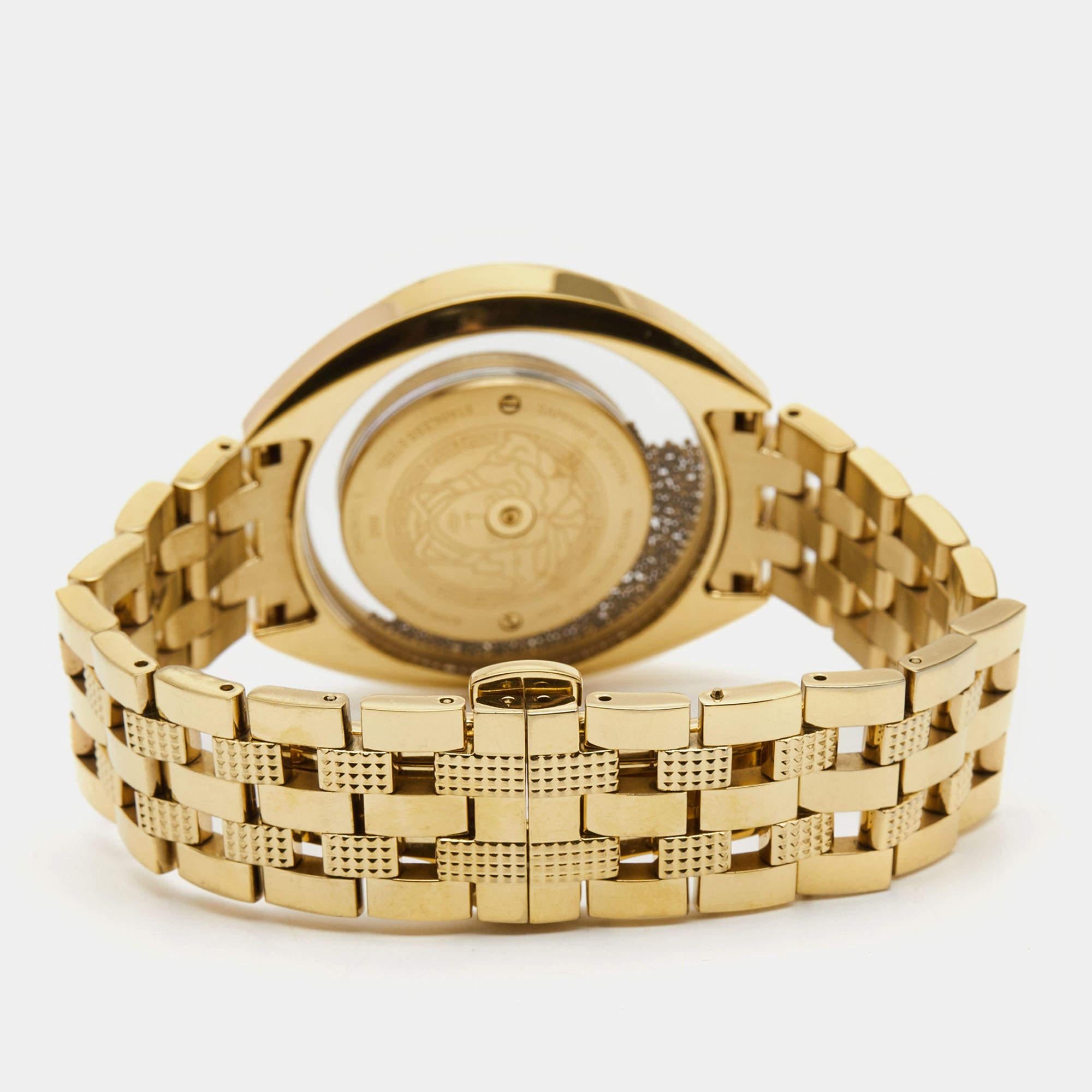 This Versace women's watch is characterized by its skillful craftsmanship and understated charm. Meticulously constructed to tell time in an elegant way, it comes in a sturdy case and flaunts a seamless blend of innovative design and flawless