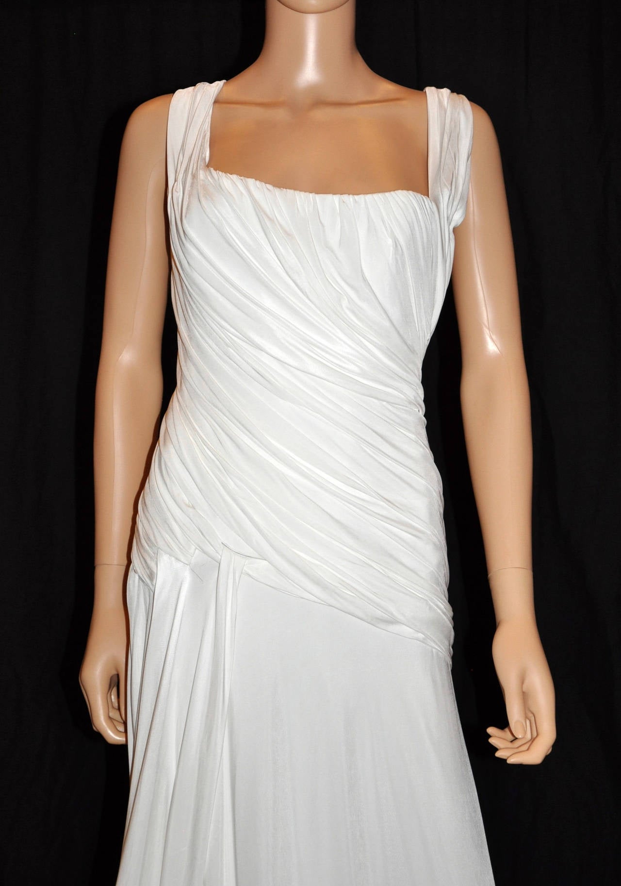 Versace 

White gown with ruffles
Elegant cut
Suitable for a wedding ceremony

Content: silk

Size IT 40 - US 4/6

Brand new, with tags!

 100% authentic guarantee 

       PLEASE VISIT OUR STORE FOR MORE GREAT ITEMS 







