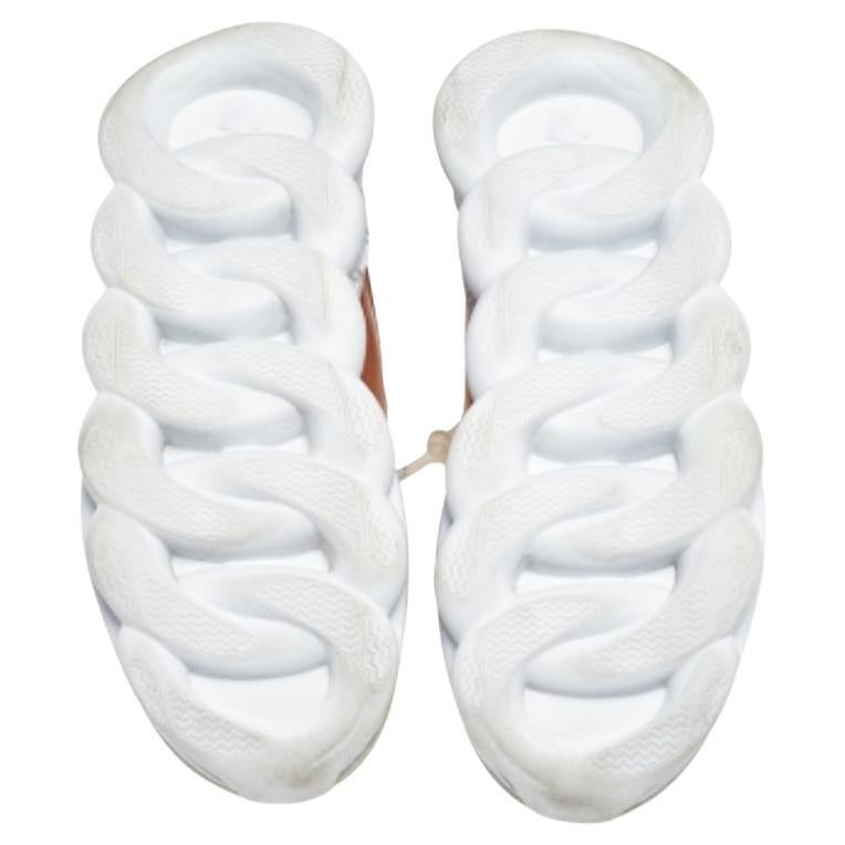 Le sneakers Chain Reaction di Versace sono per le persone alla moda come te. Queste sono realizzate con materiali di alta qualità nei colori bianco e grigio. Presentano lacci, dettagli firmati, zeppe alte e suole con design a catena.