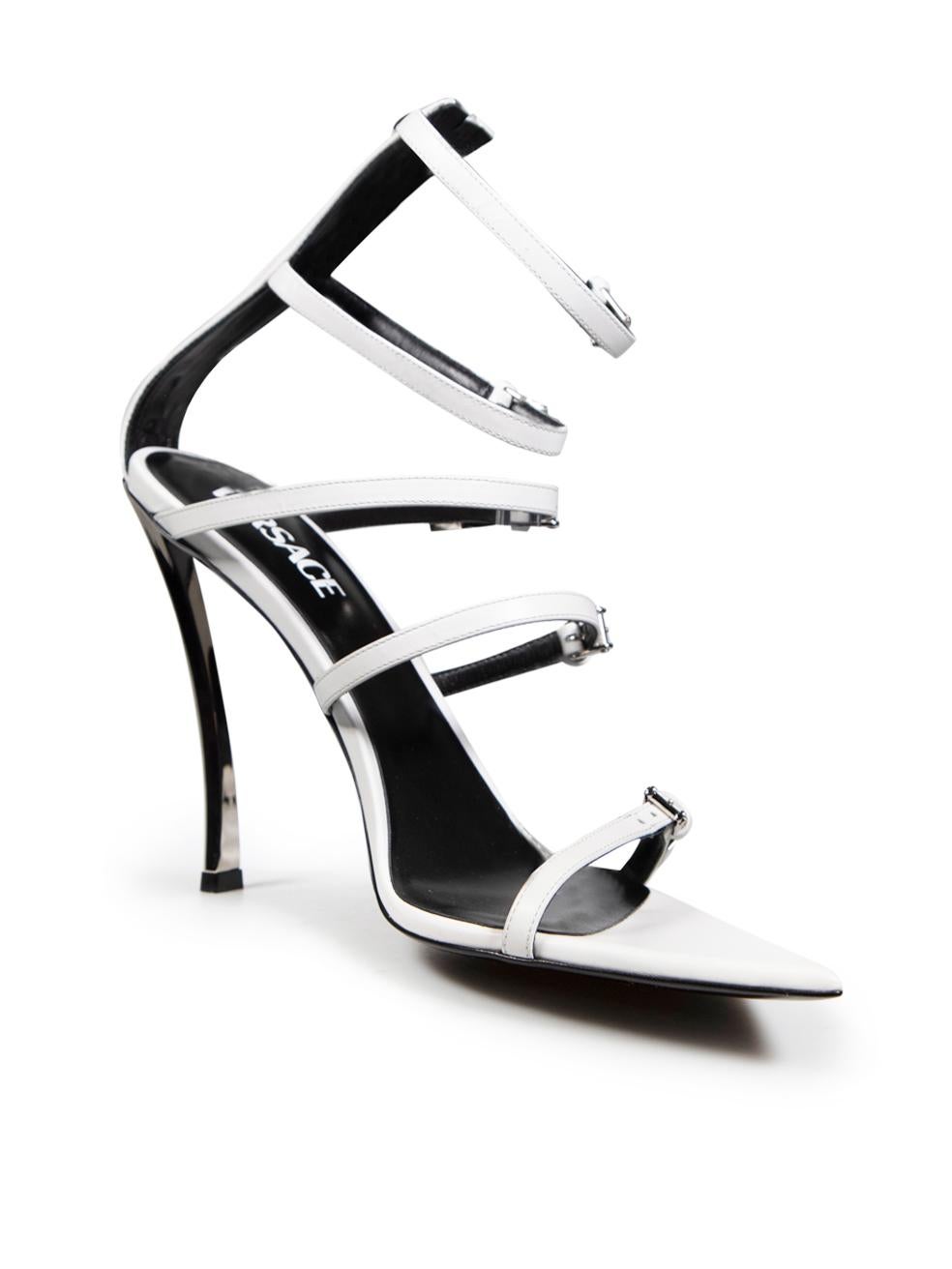 CONDITION ist nie getragen. Keine sichtbaren Abnutzungserscheinungen an den Sandalen sind bei diesem brandneuen Versace Designer-Wiederverkaufsartikel zu erkennen. Der Artikel wird mit seiner Originalverpackung geliefert.
 
 
 
 Einzelheiten
 
 
