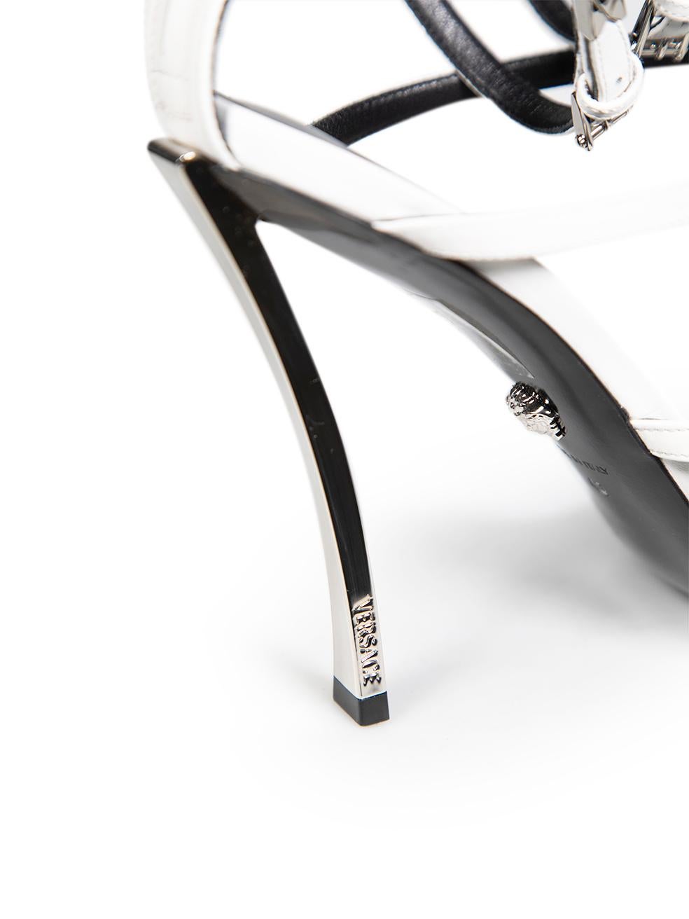 Versace Sandales à lanières à la cheville en cuir blanc, taille IT 40 en vente 1