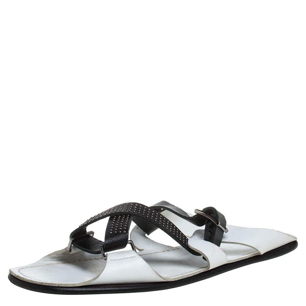 Perfettamente in linea con il comfort e lo stile, questi sandali bianchi di Versace devono essere tuoi! Sono realizzate in pelle con una silhouette aperta in punta e con cinturini incrociati sulla tomaia. Sono dotate di comode solette in pelle e di