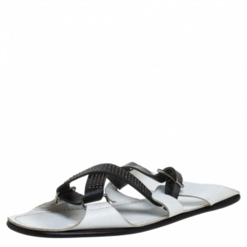 Perfectly blending comfort and style, these white slide sandals from Versace need to be owned by you! They are crafted from leather in an open toe silhouette and styled with crossover vamp straps. They are equipped with comfortable leather insoles