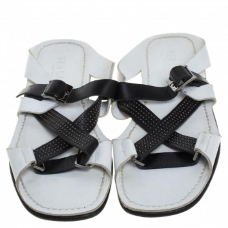 Versace White Leather Crossover Slide Sandals Size 43 In Fair Condition For Sale In Dubai, Al Qouz 2