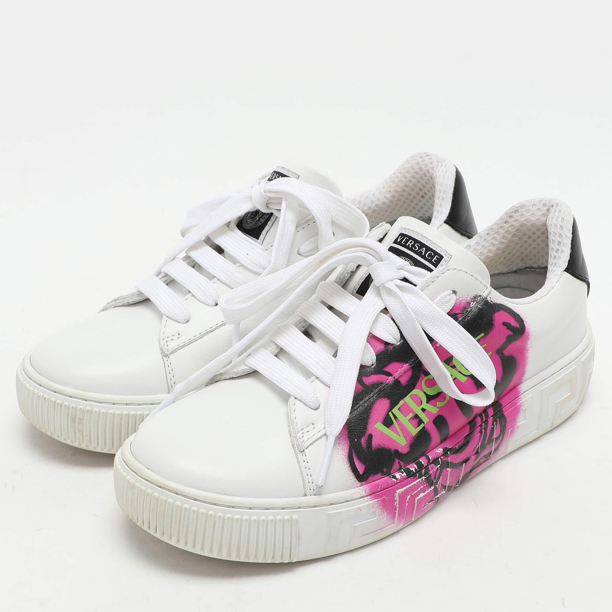 Diese Designer-Sneakers in klassischer Silhouette sind eine nahtlose Kombination aus Luxus, Komfort und Stil. Diese Sneaker sind mit charakteristischen Details und bequemen Innensohlen ausgestattet.