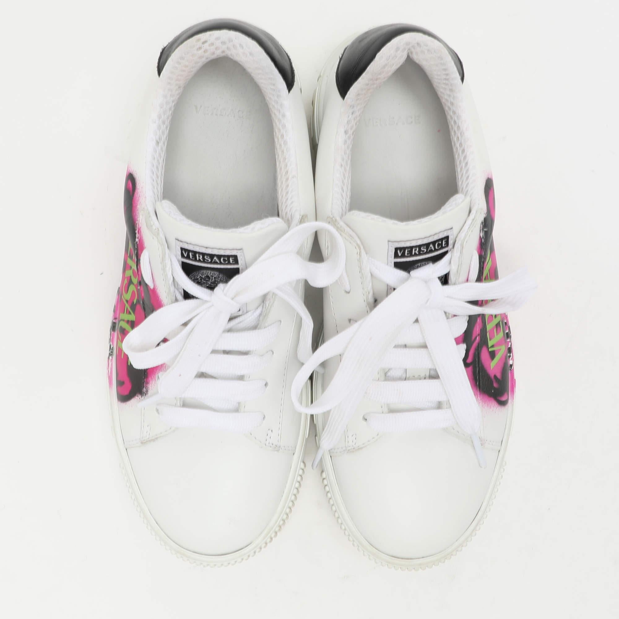 Versace La Greca Low Top Turnschuhe aus weißem Leder Größe 35 (Grau) im Angebot