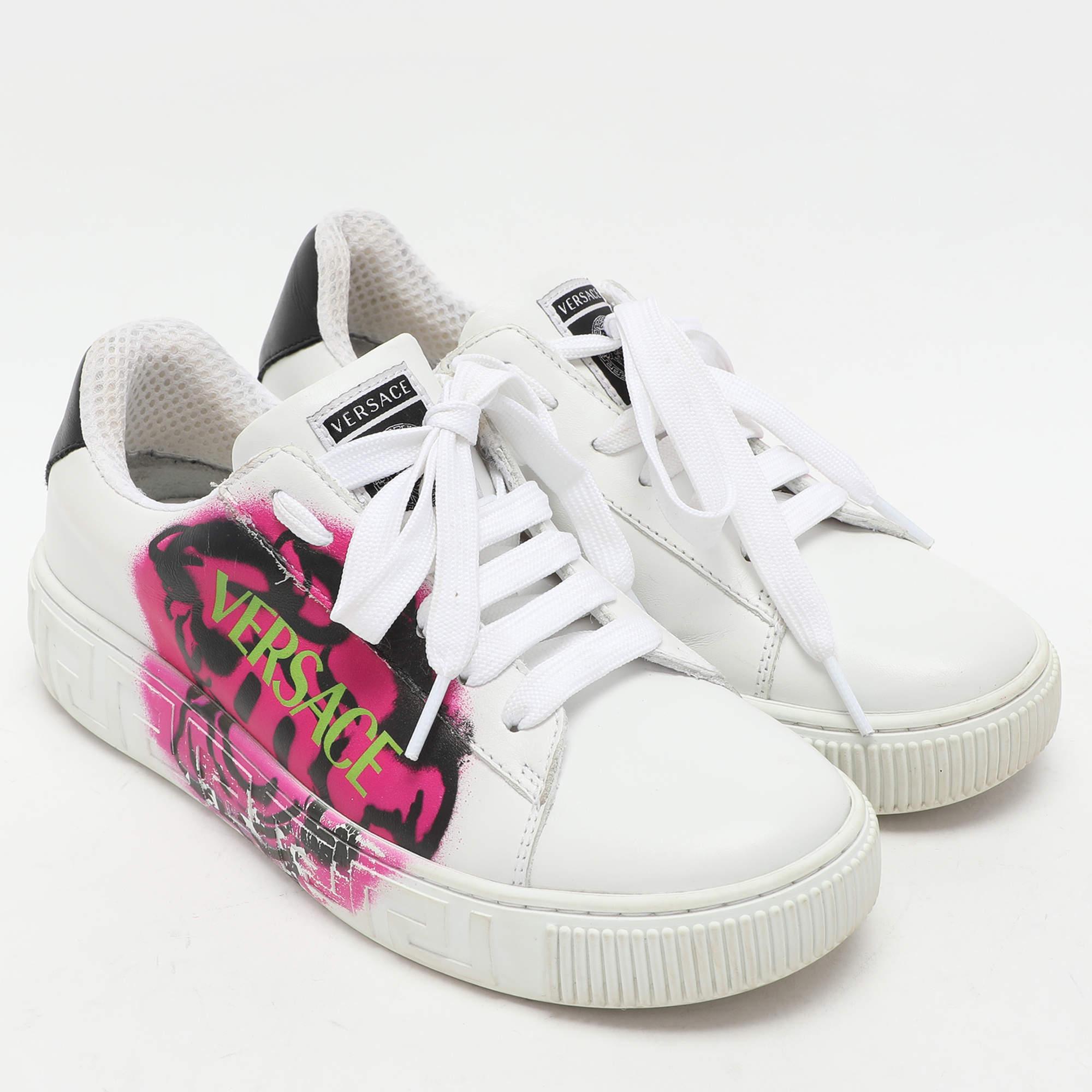 Versace La Greca Low Top Turnschuhe aus weißem Leder Größe 35 im Zustand „Gut“ im Angebot in Dubai, Al Qouz 2