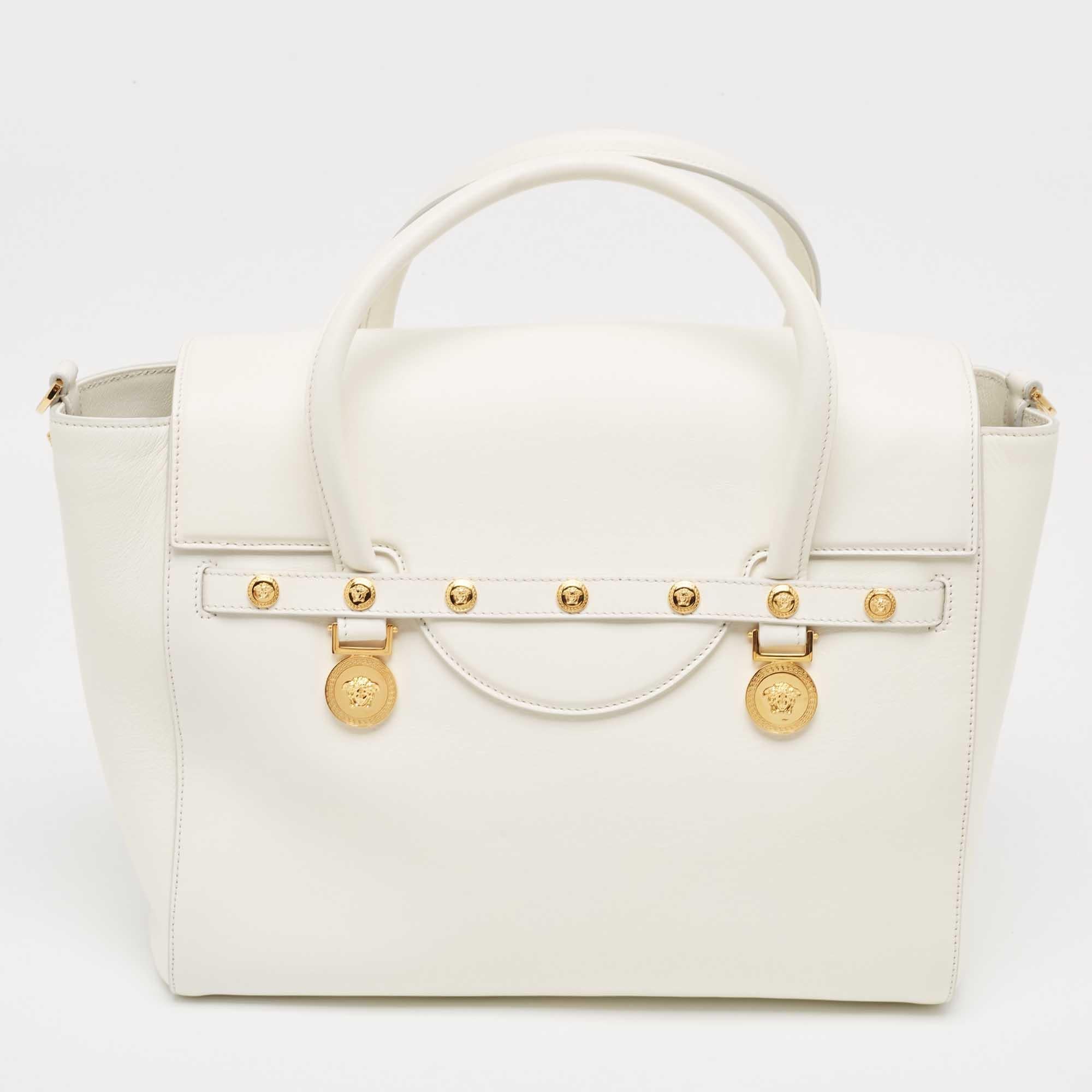 Know to create stylish, sophisticated, and timeless designs, this is a brand worth investing in. The bags that come from this label's atelier are exquisite. This Versace tote bag is no different. It has been made from quality materials and comes