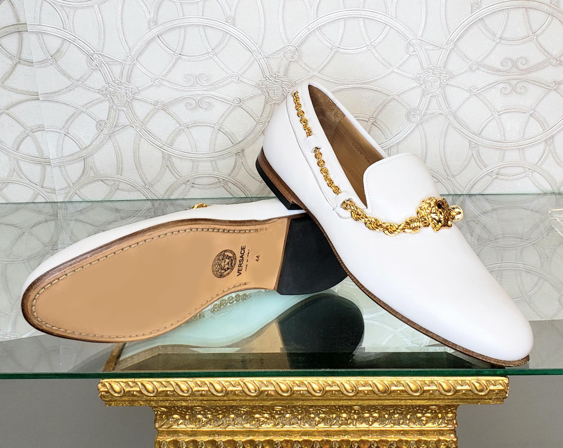 SS 2015 VERSACE LOAFER-Schuhe aus weißem LEDER MIT GOLD platziertem HARDWARE Größe 44 - 11 Herren