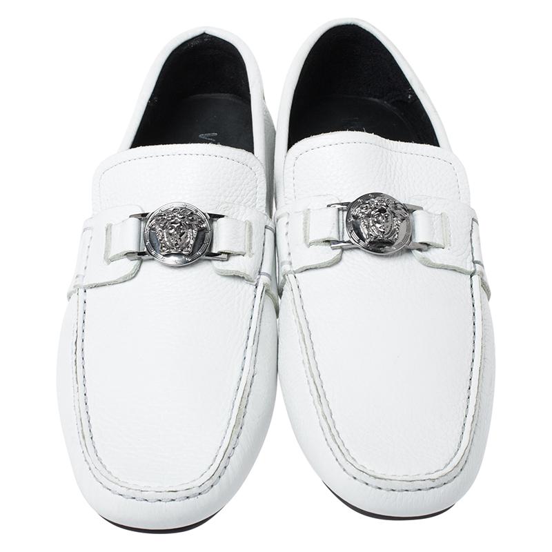 Precise stitching, use of quality leather and a calculated set of shape led to the final result of this pair of loafers. They are by Versace, and this is evidently displayed with the Medusa detail on the uppers. The loafers are wrapped in comfort