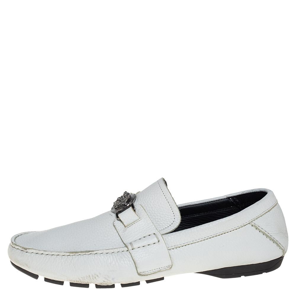 Precise stitching, use of quality materials, and a calculated shape led to the final result of this pair of loafers. They are by Versace, and this is evidently displayed with the Medusa detail on the uppers. The white loafers are wrapped in comfort