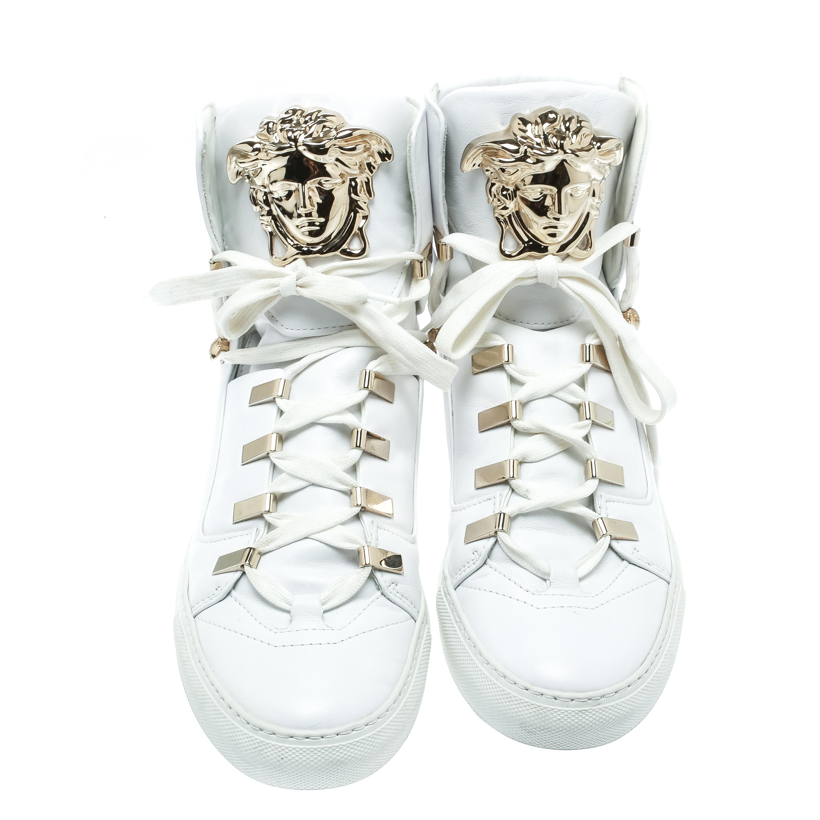 These sneakers from Versace are effortlessly suave and amazingly stylish. Brimming with fabulous details, these white sneakers are crafted from leather into a high-top silhouette and feature a lace-up detailing at the front and gold-tone Medusa logo