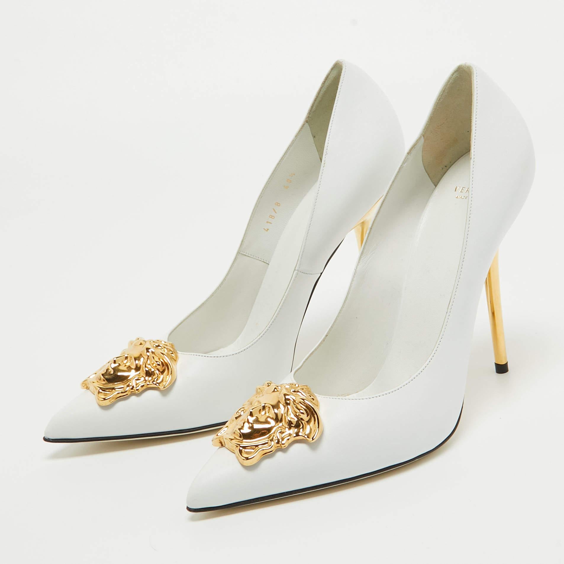 Versace White Leather Medusa Pointed Toe Pumps Size 40.5 For Sale 4