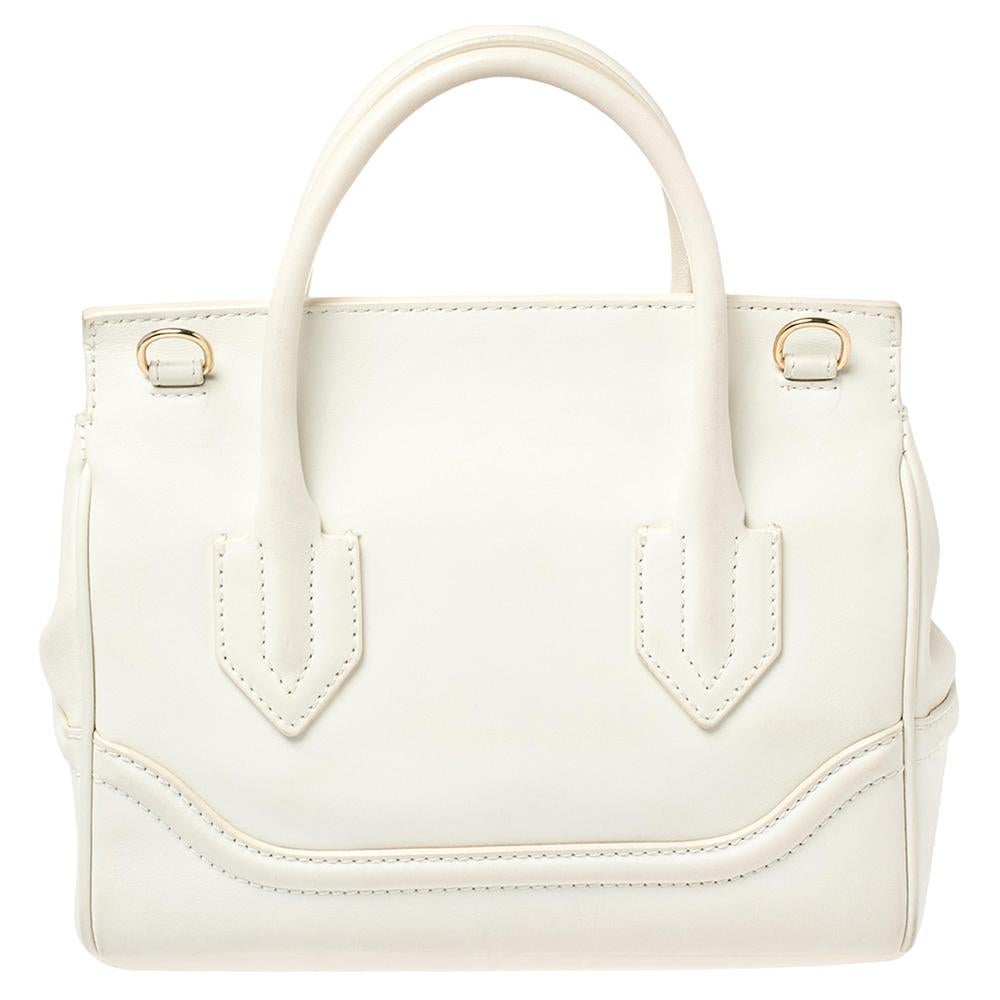 This Palazzo Empire tote from Versace is just amazing! Exhibiting a chic persona, it comes crafted from white leather and features a front flap that carries the iconic Medusa motif. It opens to a canvas and leather interior that can graciously