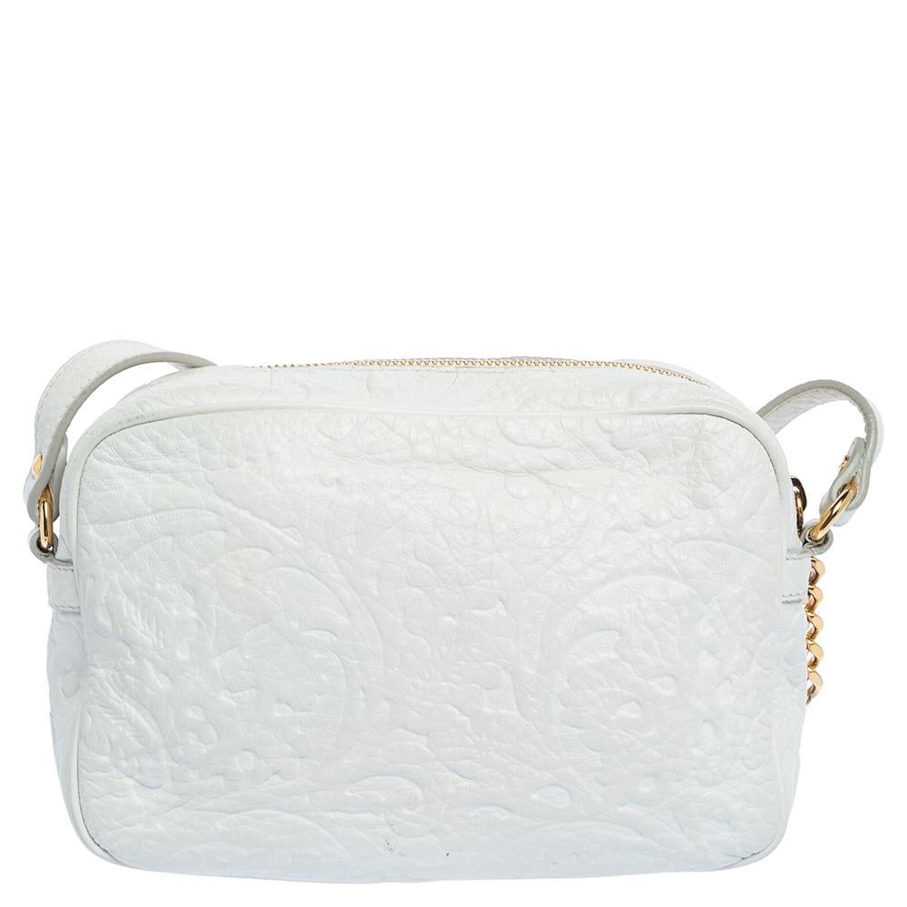 Designed to last, this beautiful bag from Versace is a prized buy. Comfortable and easy to carry, this leather creation comes in white with the Medusa emblem on the front. It has a shoulder strap and an interior lined with fabric to keep your