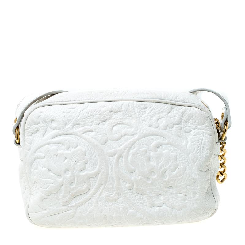 Designed to last, this beautiful bag from Versace is a prized buy. Comfortable and easy to carry, this leather creation comes in white with the Medusa emblem on the front. It has a shoulder strap and an interior lined with canvas to keep your