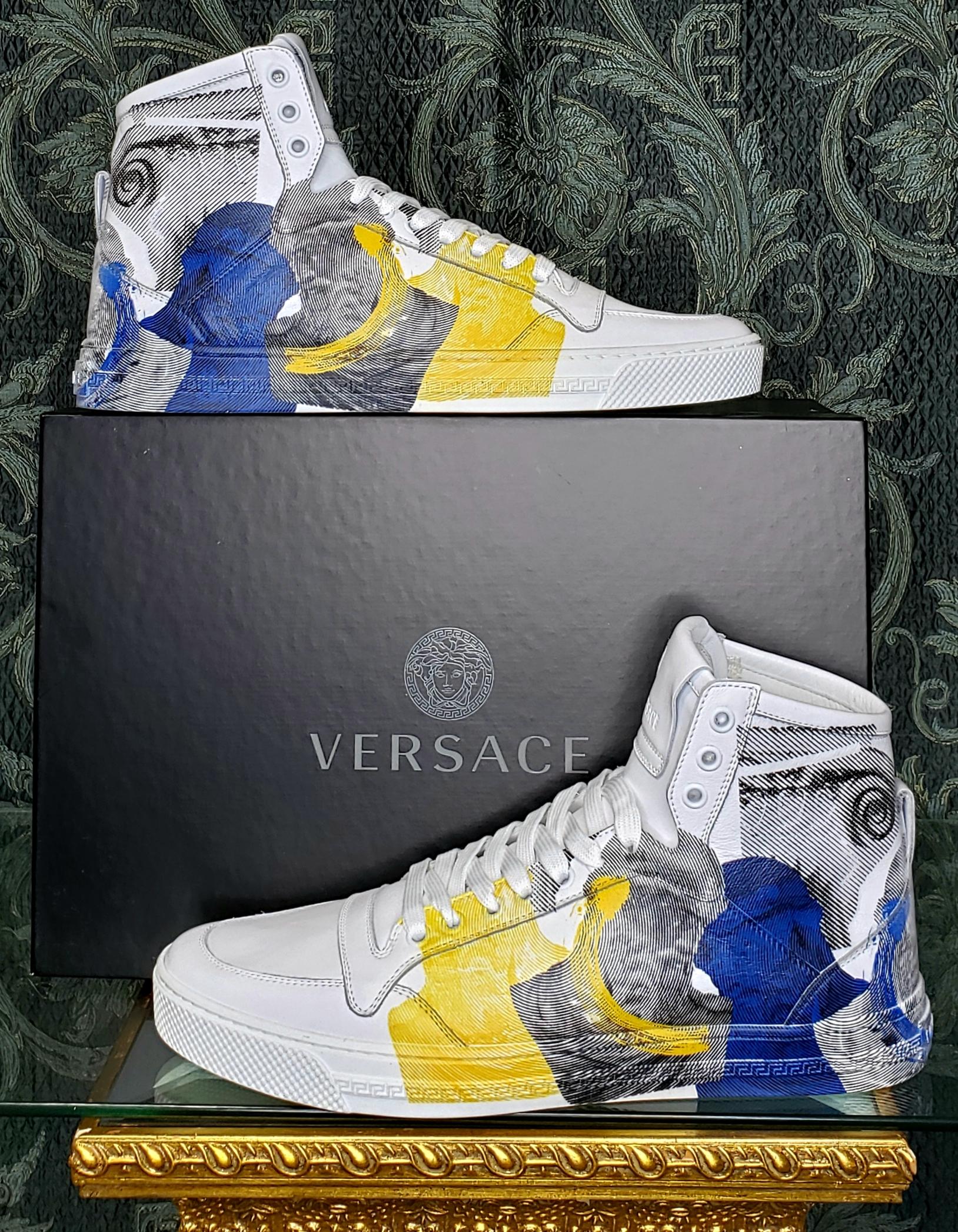 VERSACE 



White lace-up high-top sneakers from Versace.

Made of leather. 

Colourful motif at side.

 Rubber logo at rear.

 White rubber sole.



Content: 100% Leather, Rubber sole


 Italian size is 42 - US 9 insole: 11 1/8