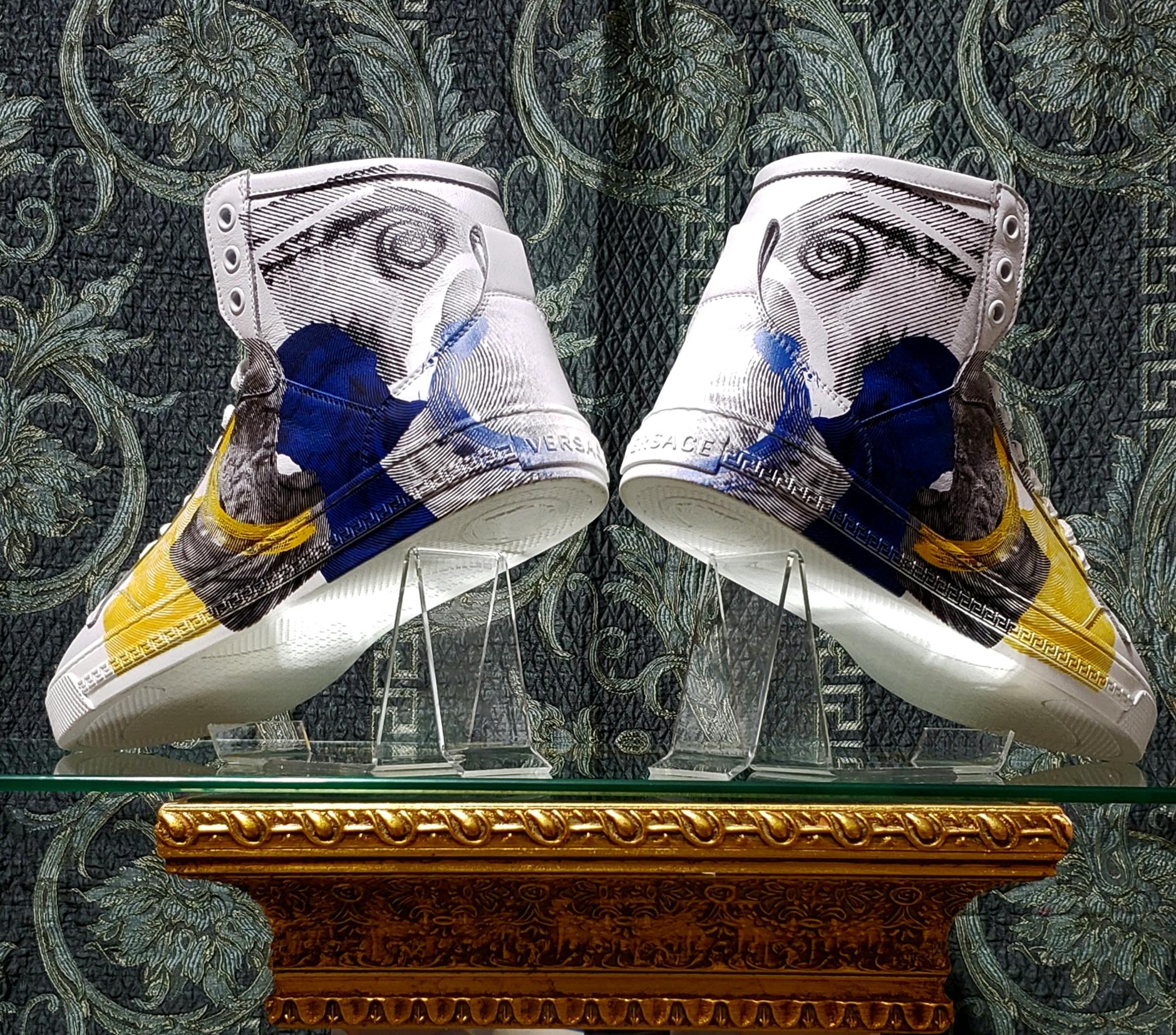 VERSACE WHITE LEATHER SNEAKERS Greek MYTHOLOGY PRINT 42 - 9 In New Condition In Montgomery, TX