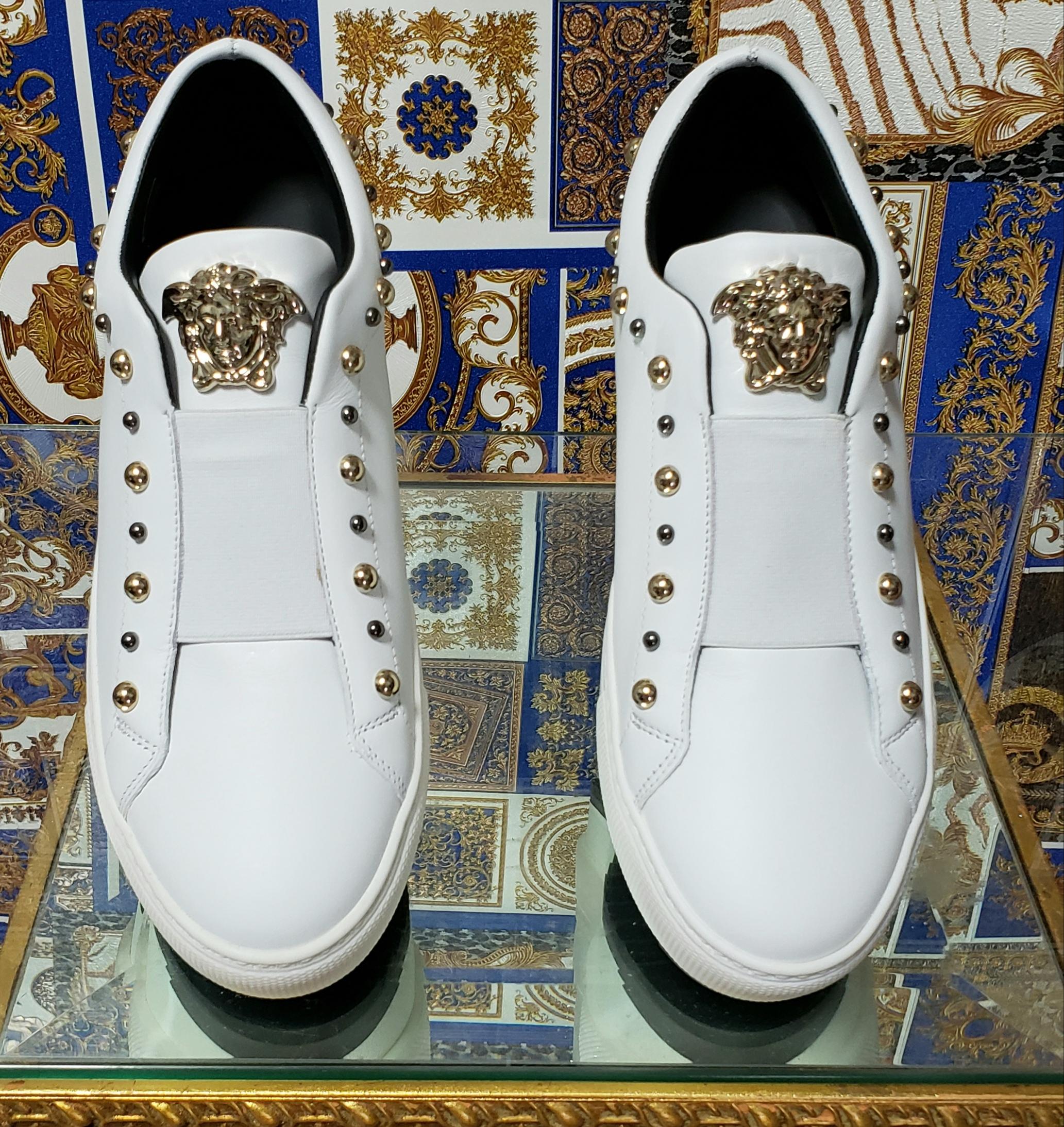 VERSACE

White leather sneakers
Gold-tone 3D Medusa

Gold and silver-tone studs

High Rubber sole

Content: 100% Leather

Color: White


The thickness of the sole approximately 2