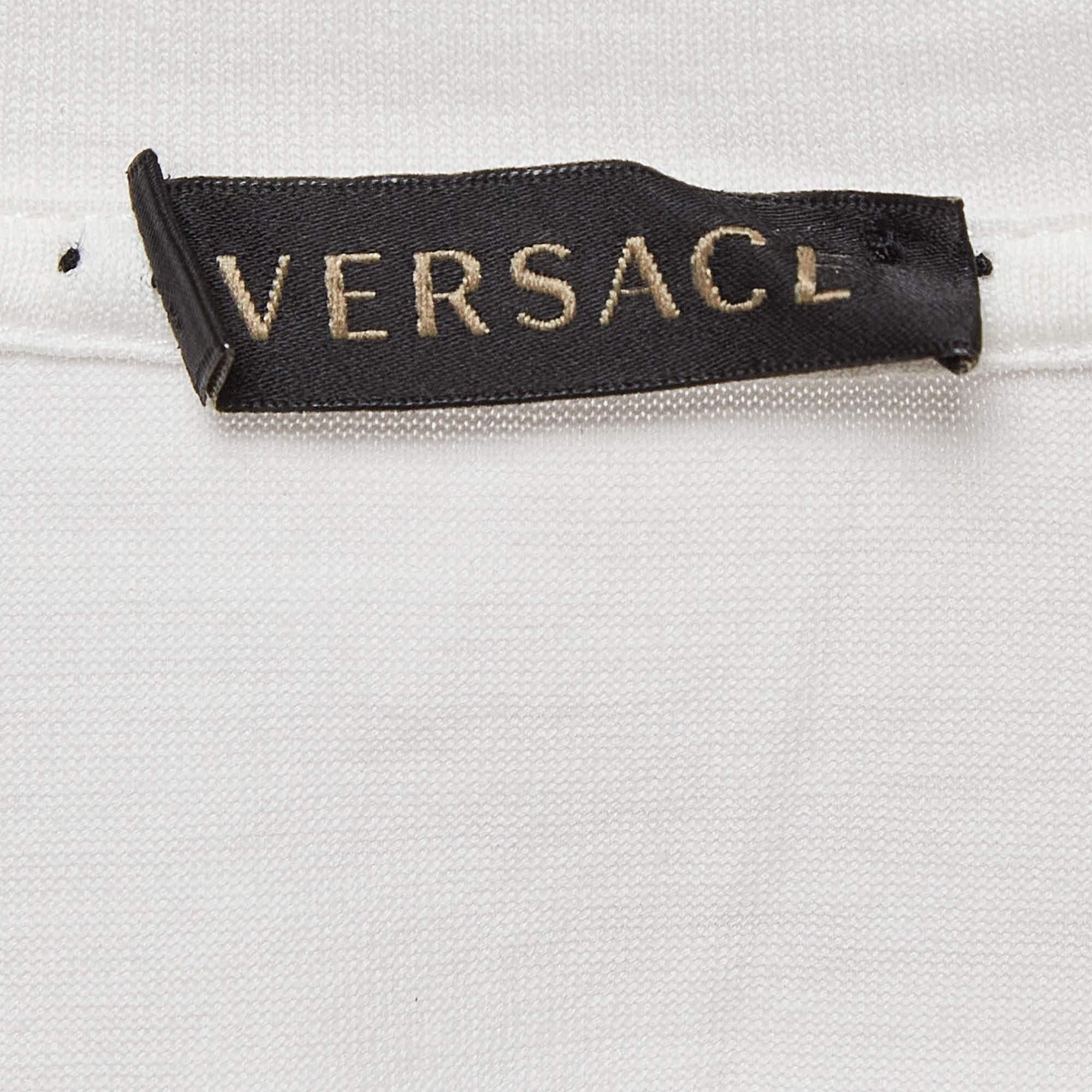 Camiseta de algodón con logotipo blanco Versace S en Bueno estado para la venta en Dubai, Al Qouz 2