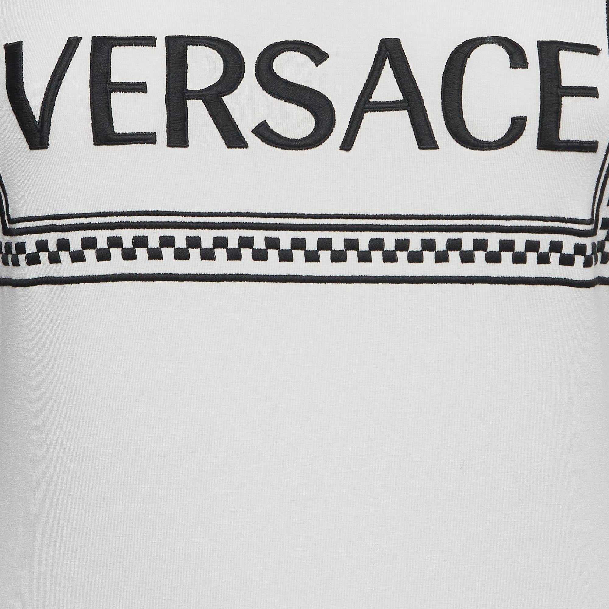 Grigio Versace Maglietta a maniche lunghe in jersey con stampa del logo bianco M. T. I. in vendita