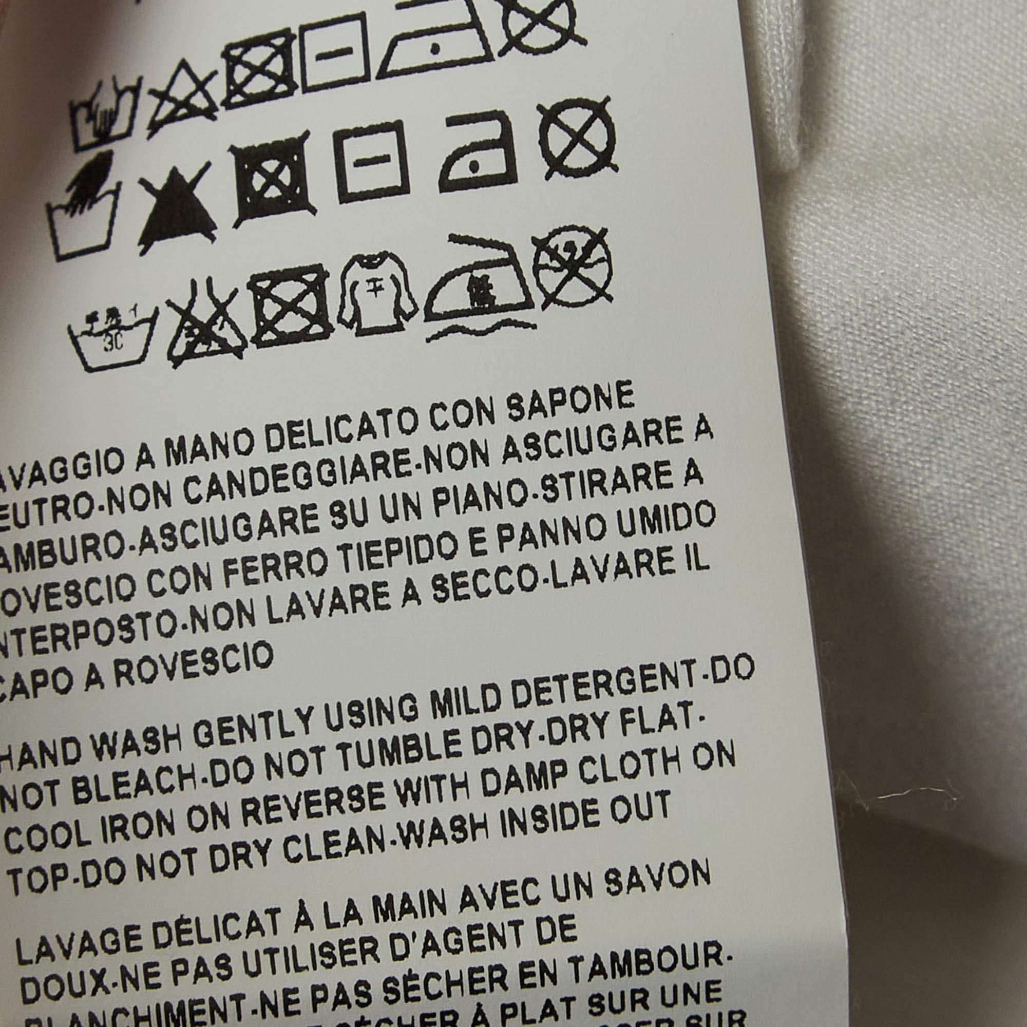 Versace Maglietta a maniche lunghe in jersey con stampa del logo bianco M. T. I. in vendita 2
