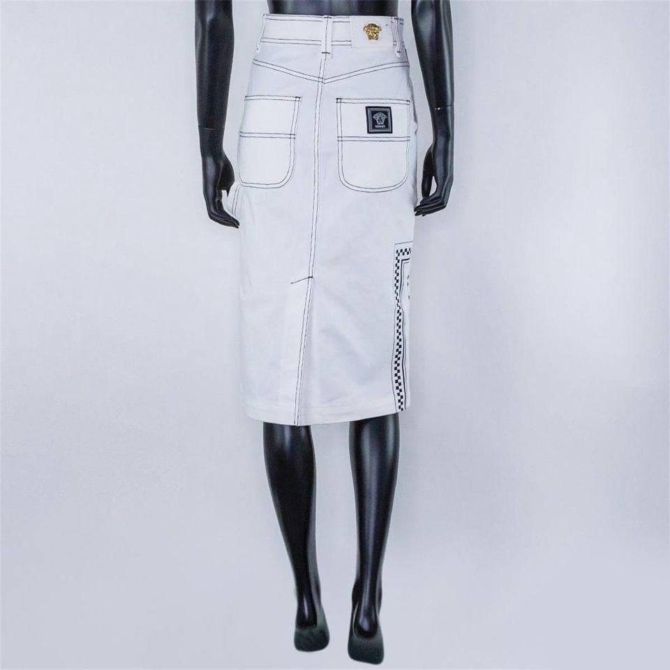 VERSACE
 

White denim skirt  

2 front and two back pockets

Front zip closure


IT Size: 38 - US 2 


Made in Italy


Pre-owned, Excellent condition!


 100% authentic guarantee 

 

     PLEASE VISIT OUR STORE FOR MORE GREAT ITEMS
av