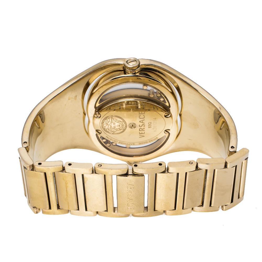 Designed for watch enthusiasts who love out of the box pieces, this Versace Eclissi 83Q wristwatch is a bold accessory you can proudly flaunt. It has been crafted from gold stainless steel and styled with overlapping circles. The bezel is adorned