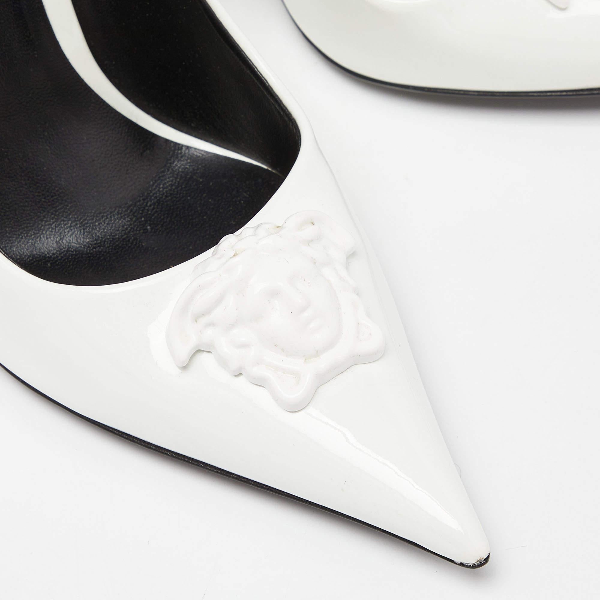 Versace Weiße Lackleder Medusa spitz zulaufende Pumps mit spitzer Zehe Größe 40 Damen im Angebot