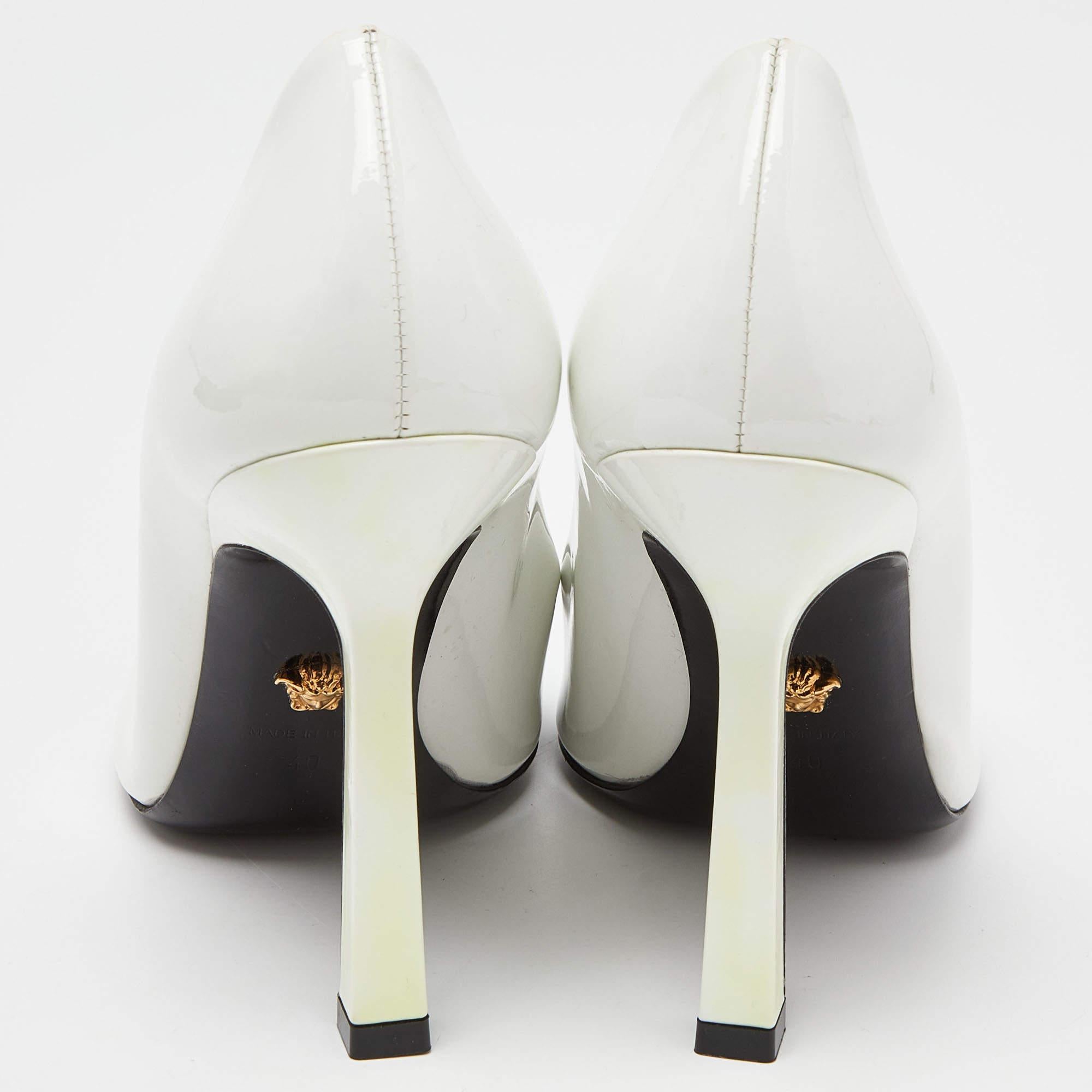 Versace White Patent Leather Medusa Pointed Toe Pumps Size 40 For Sale 2