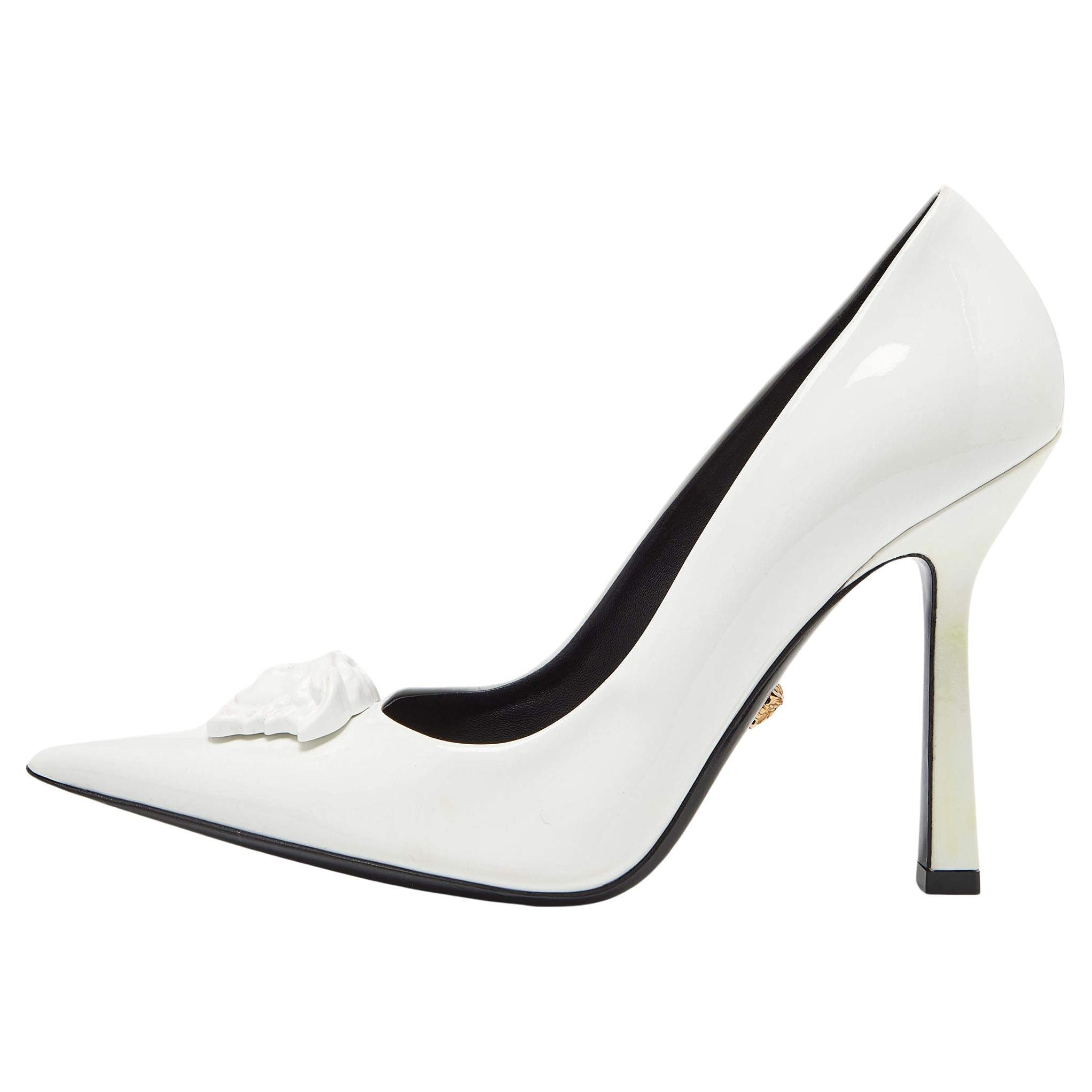 Versace White Patent Leather Medusa Pointed Toe Pumps Size 40 For Sale