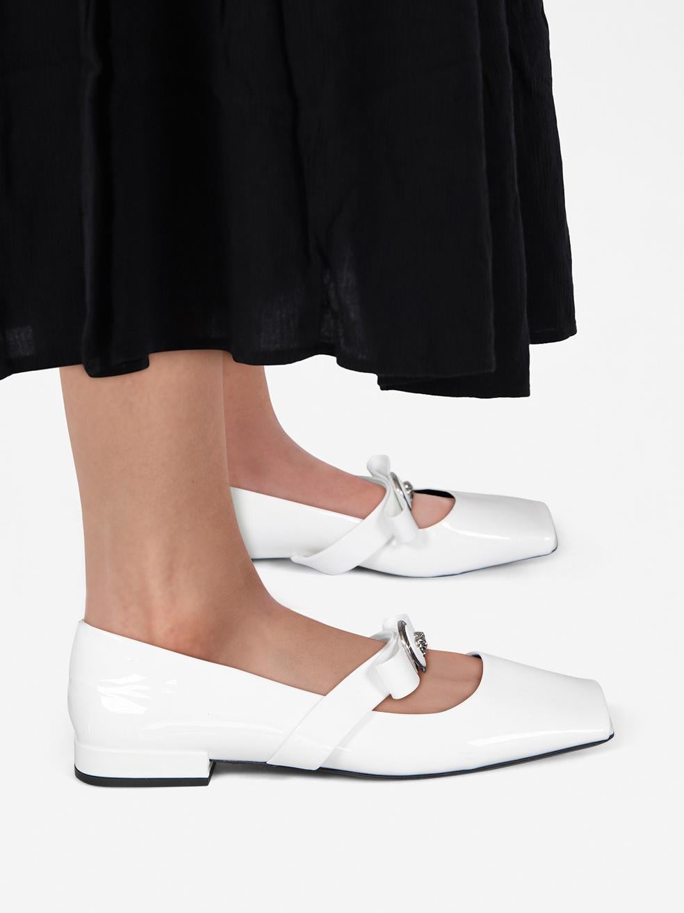 CONDITION is Very good. Minimal wear to the shoes is evident. Abrasion on the left toe box and the right side of the right shoe. Abrasion on the left heel on this used Versace designer resale item.
 
 
 
 Details
 
 
 White
 
 Patent leather
 
