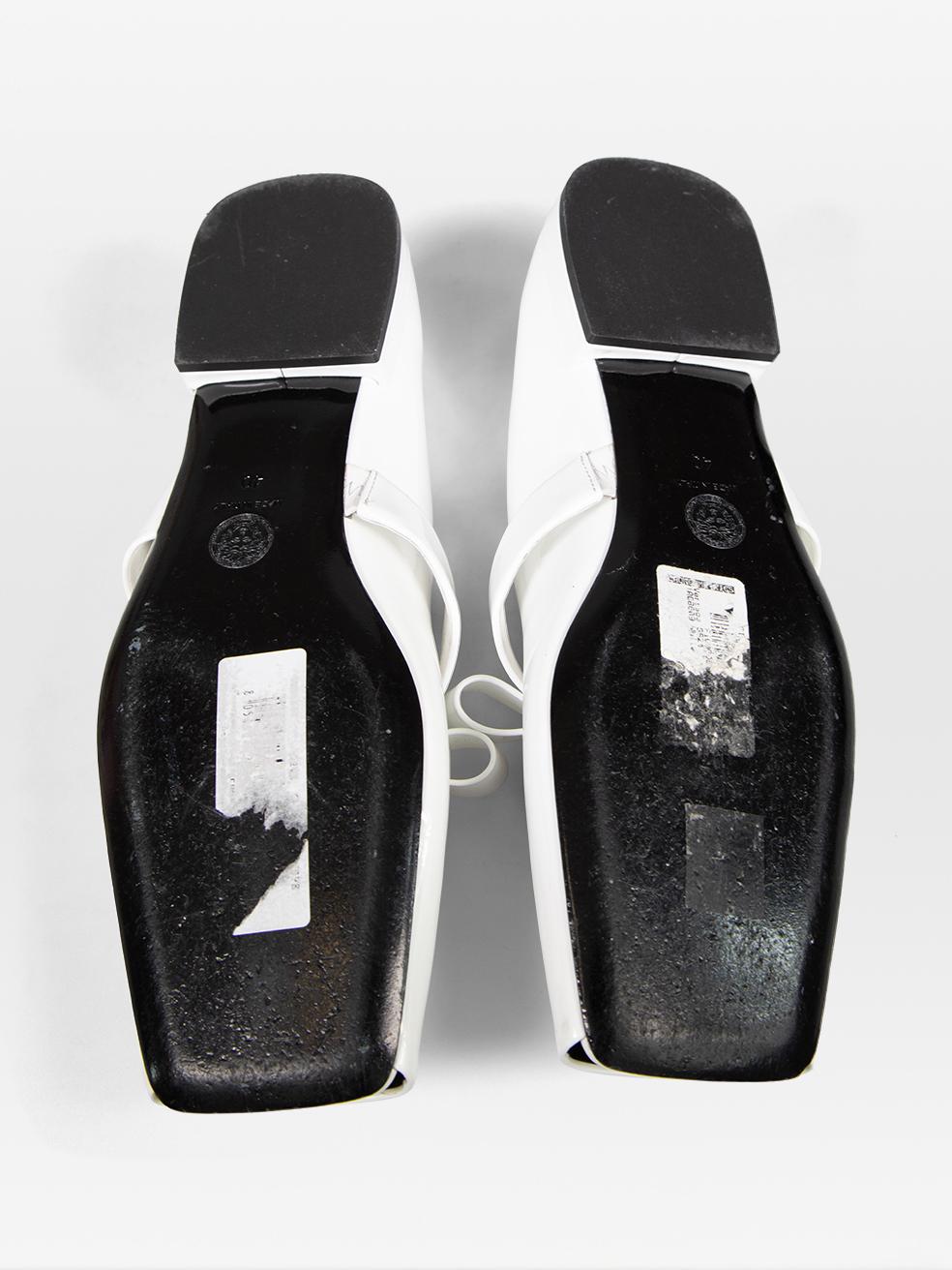 Versace White Patent Leather Square Toe Flats Size IT 40 In Good Condition For Sale In London, GB