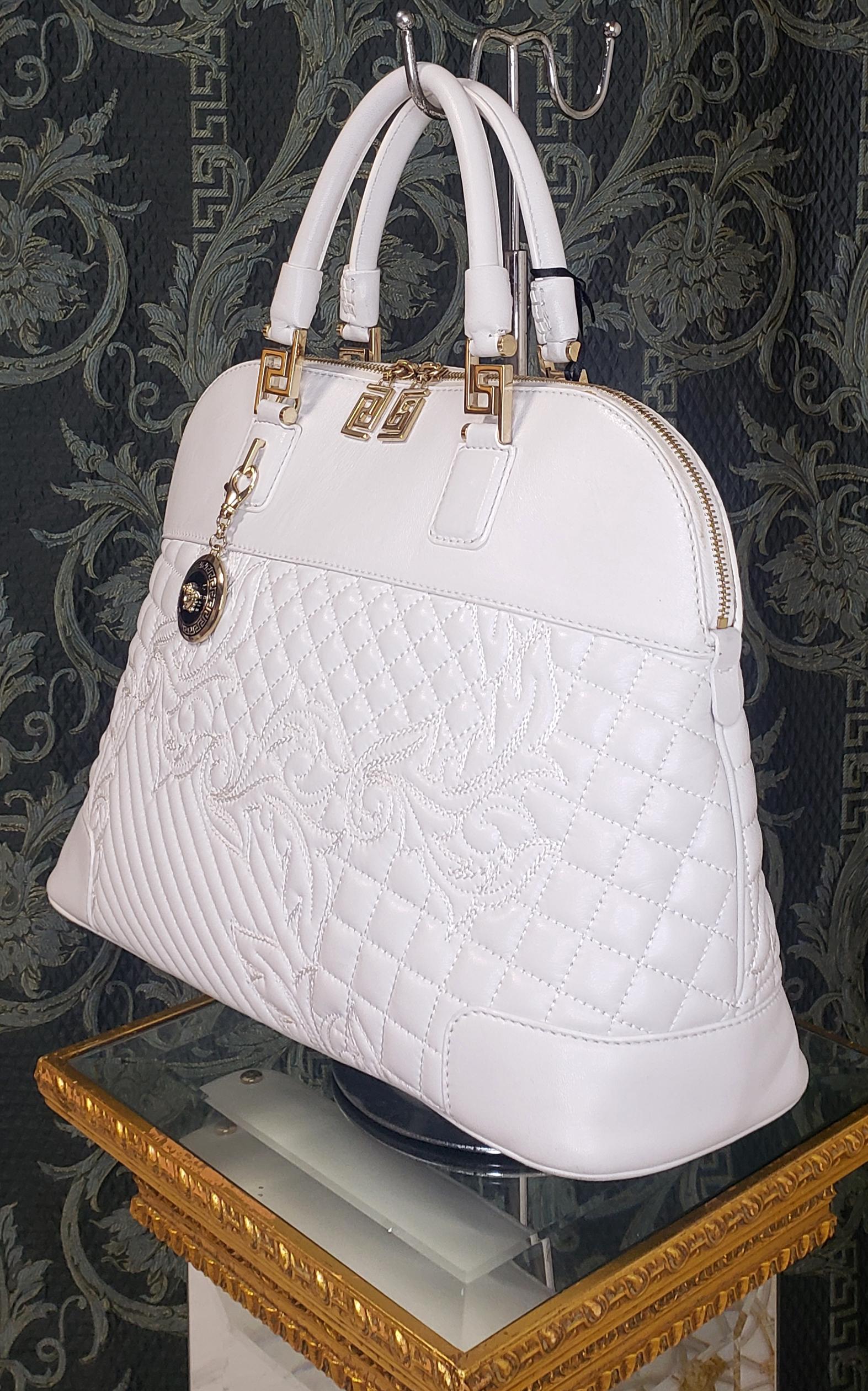 VERSACE


Quilting embosses this leather Versace handbag, 

which is punctuated with polished gold-tone hardware

satin interior includes 3 pockets

Gold Medusa medallion 

Baroque print lining 

detachable shoulder straps, top zip fastening

15