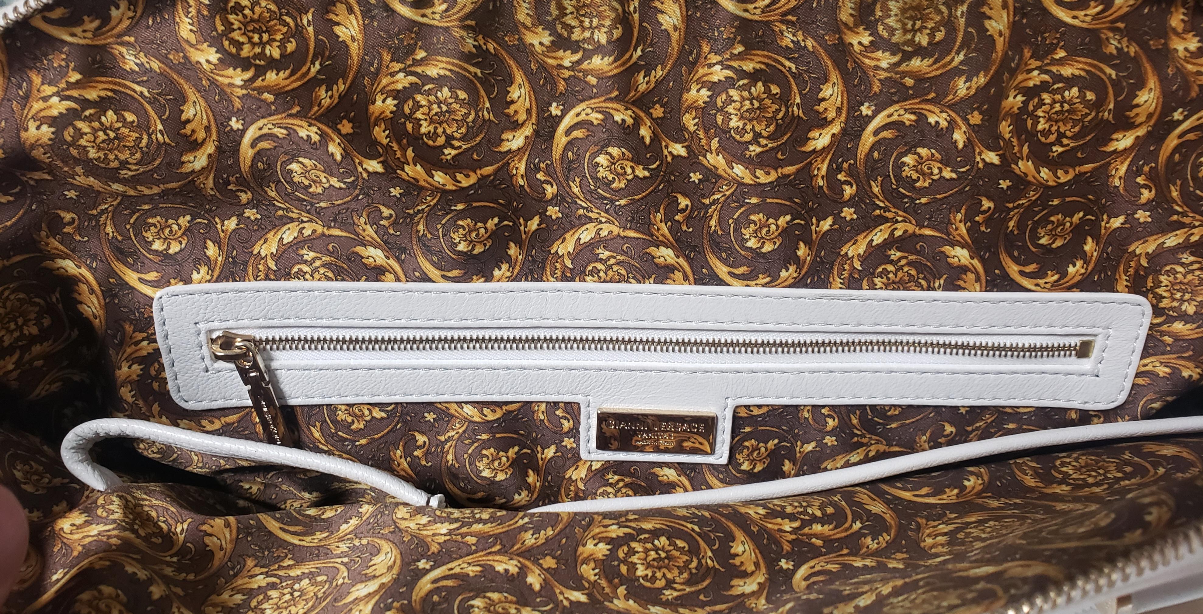 VERSACE WHITE QUILTED LEATHER HANDBAG/Shoulderbag In New Condition For Sale In Montgomery, TX